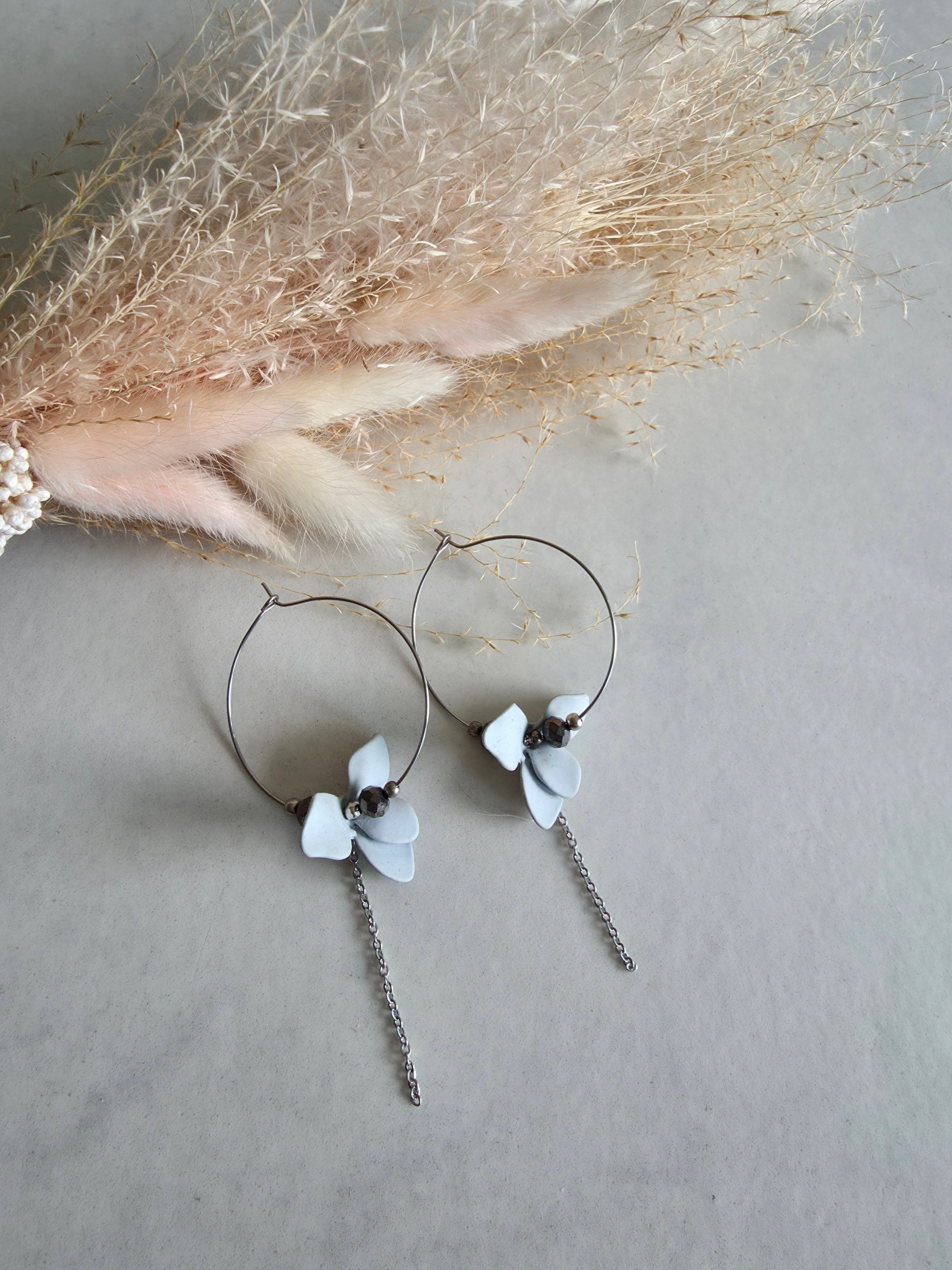 Boucles d'oreilles créoles – Fleur en argile & Chaîne argentée