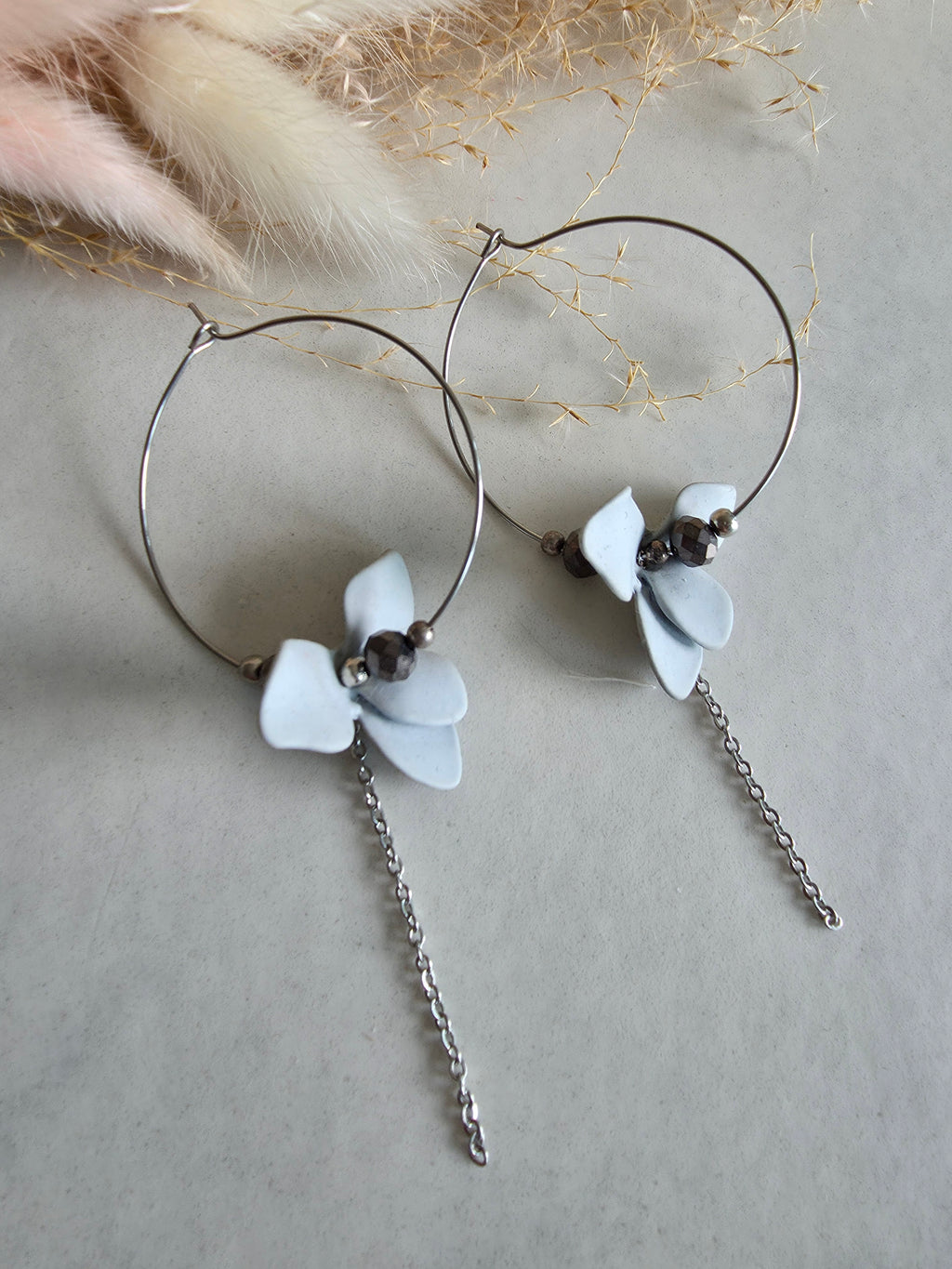 Boucles d'oreilles créoles – Fleur en argile & Chaîne argentée