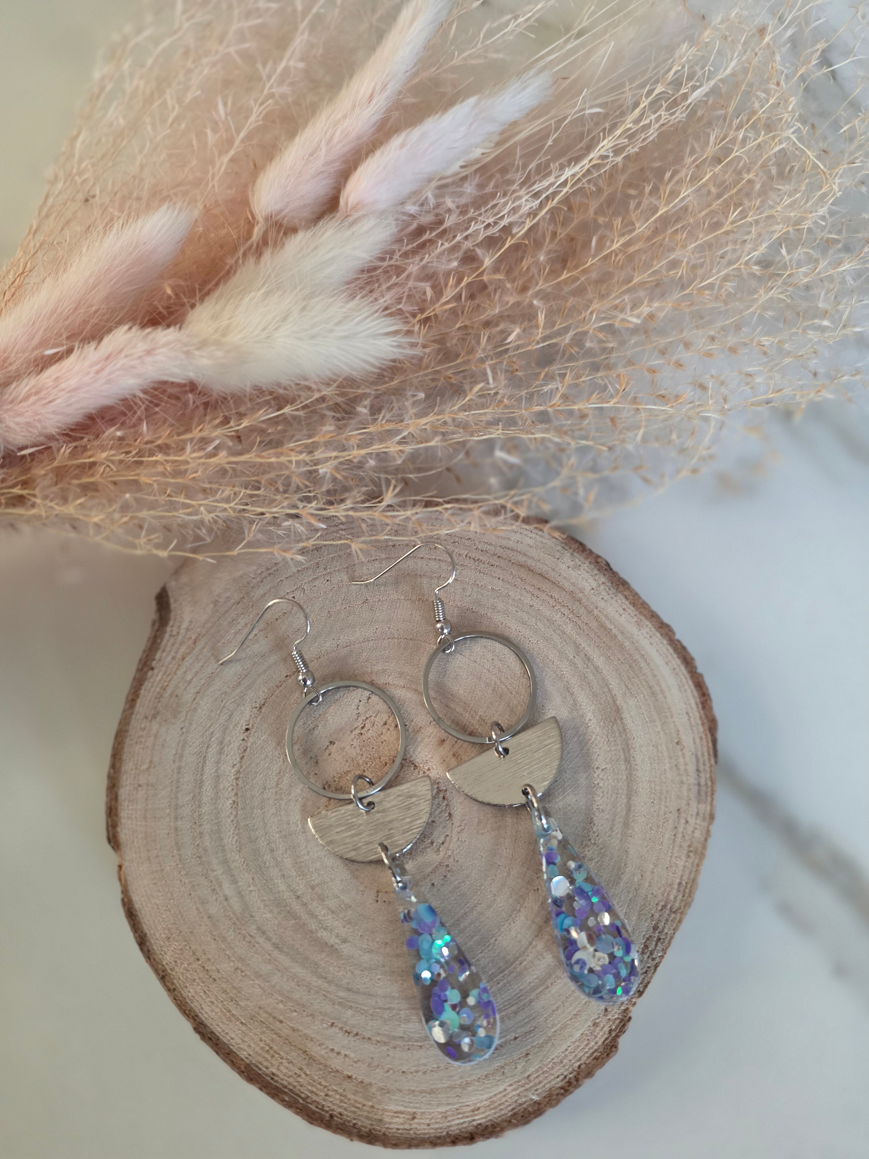 Boucles d'oreilles résine époxy – Anneau Argenté Goutte Bleu Irisé