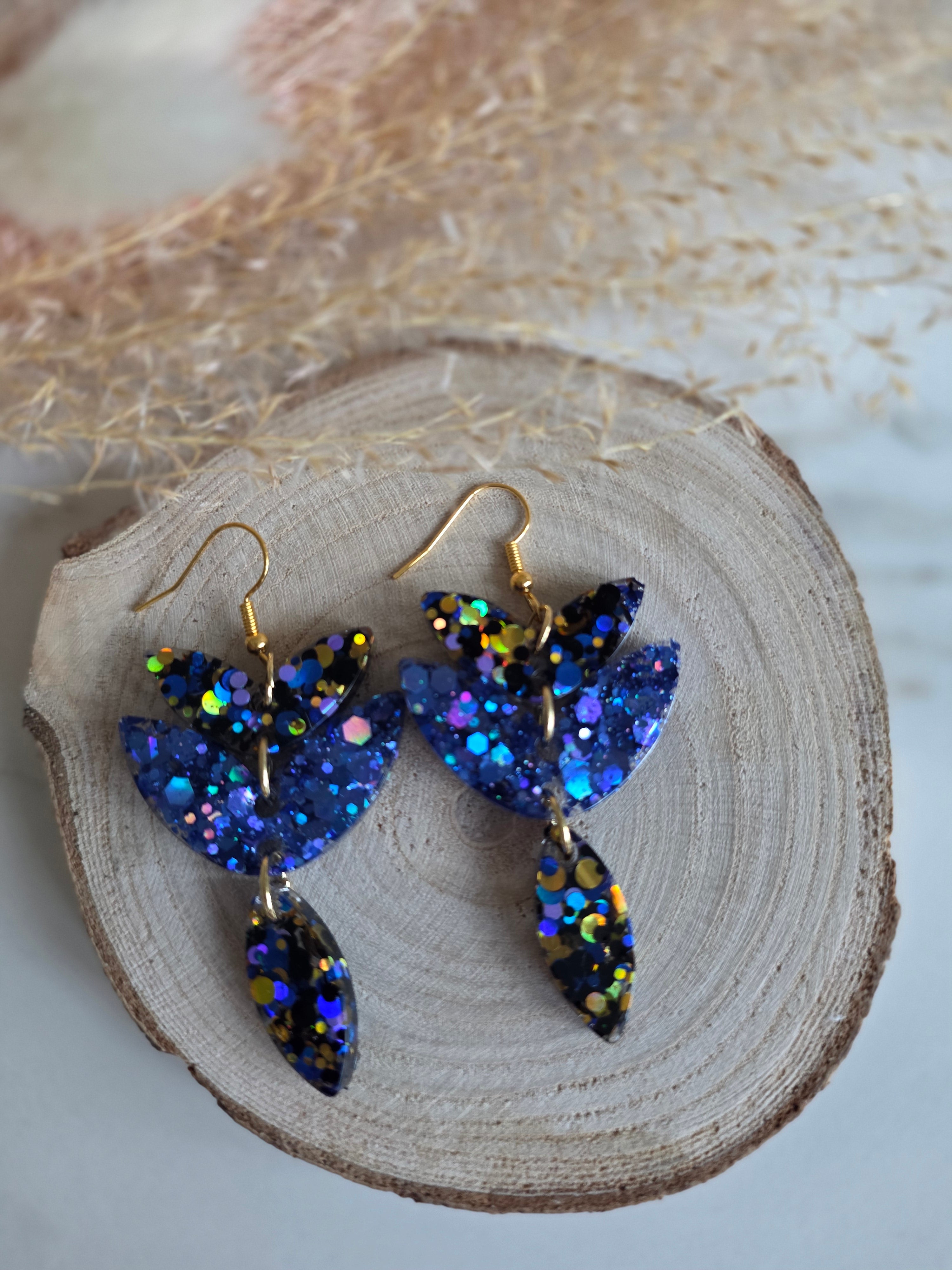 Boucles d'oreilles pendantes résine époxy – Bleu Nuit Holographique