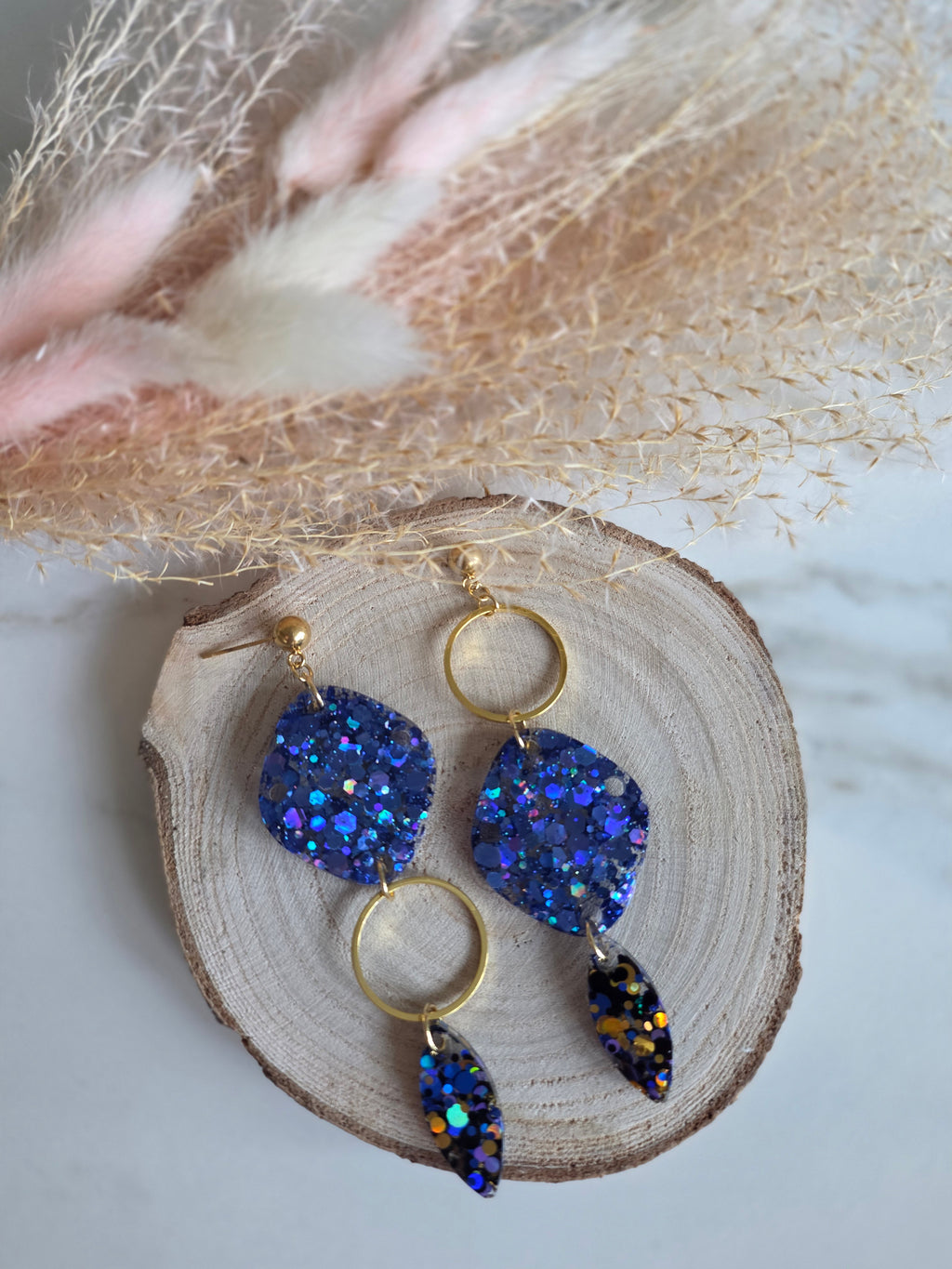 Boucles d'oreilles pendantes résine époxy – Bleu Galaxie Holographique