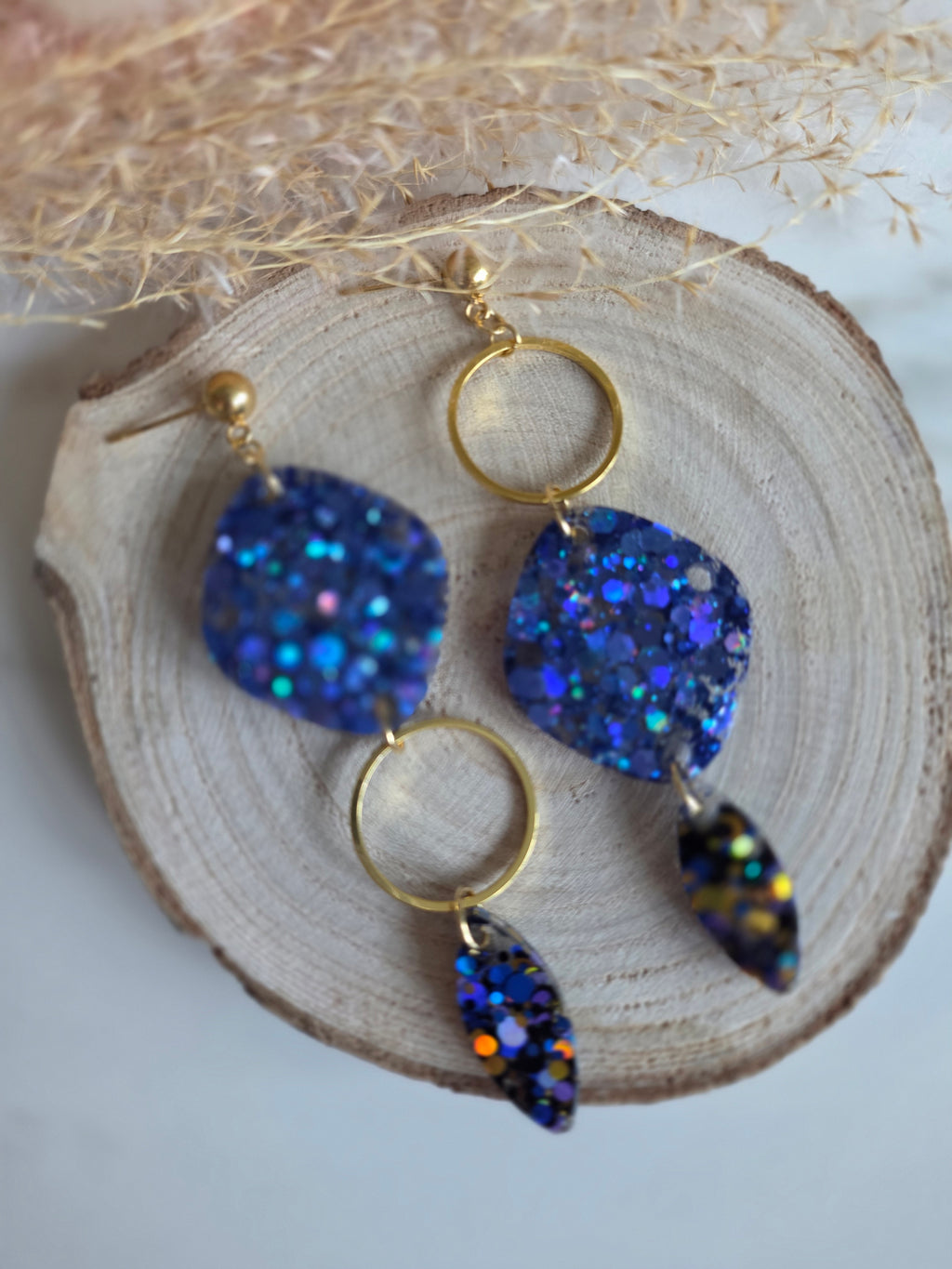 Boucles d'oreilles pendantes résine époxy – Bleu Galaxie Holographique
