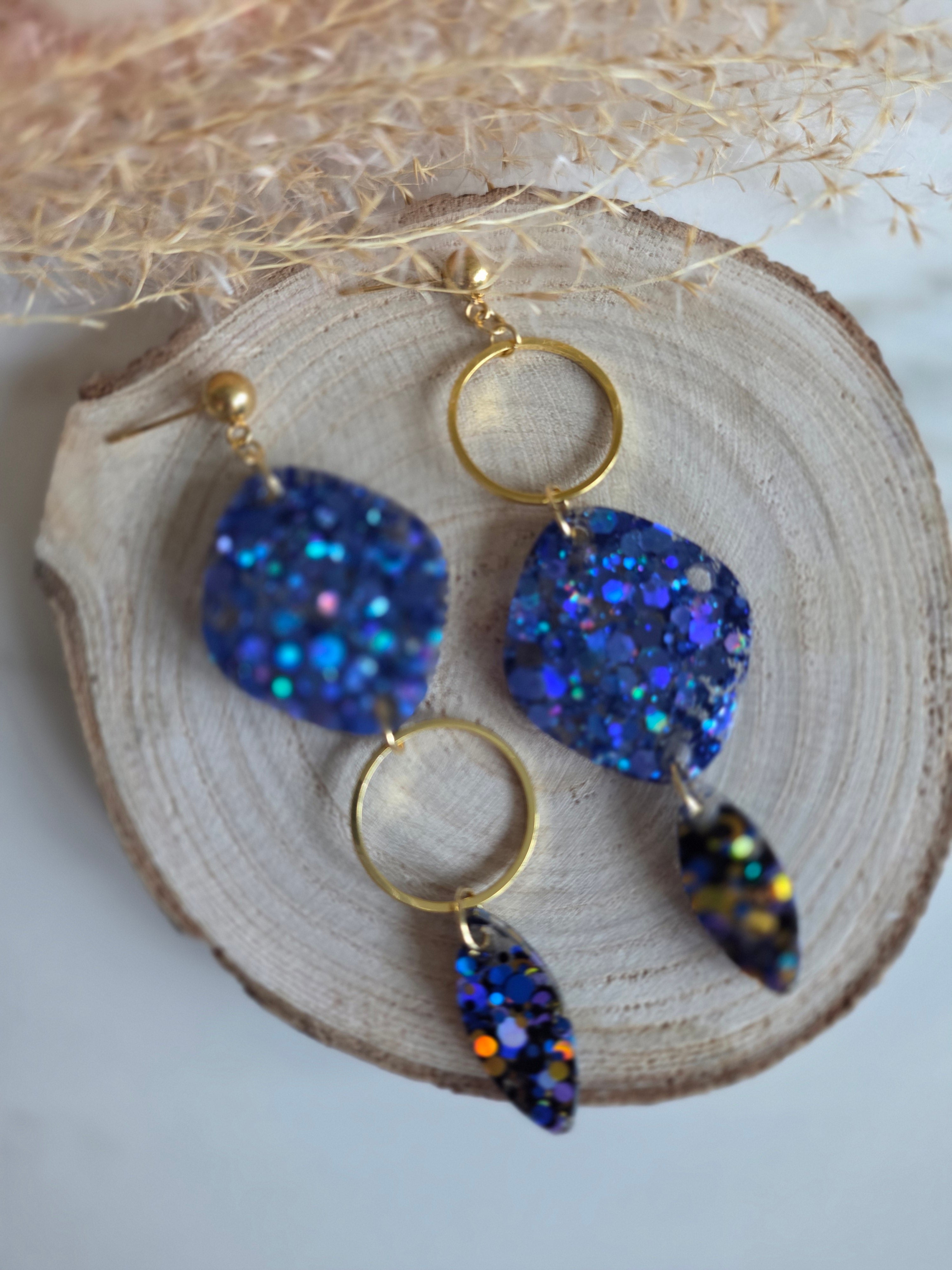 Boucles d'oreilles pendantes résine époxy – Bleu Galaxie Holographique