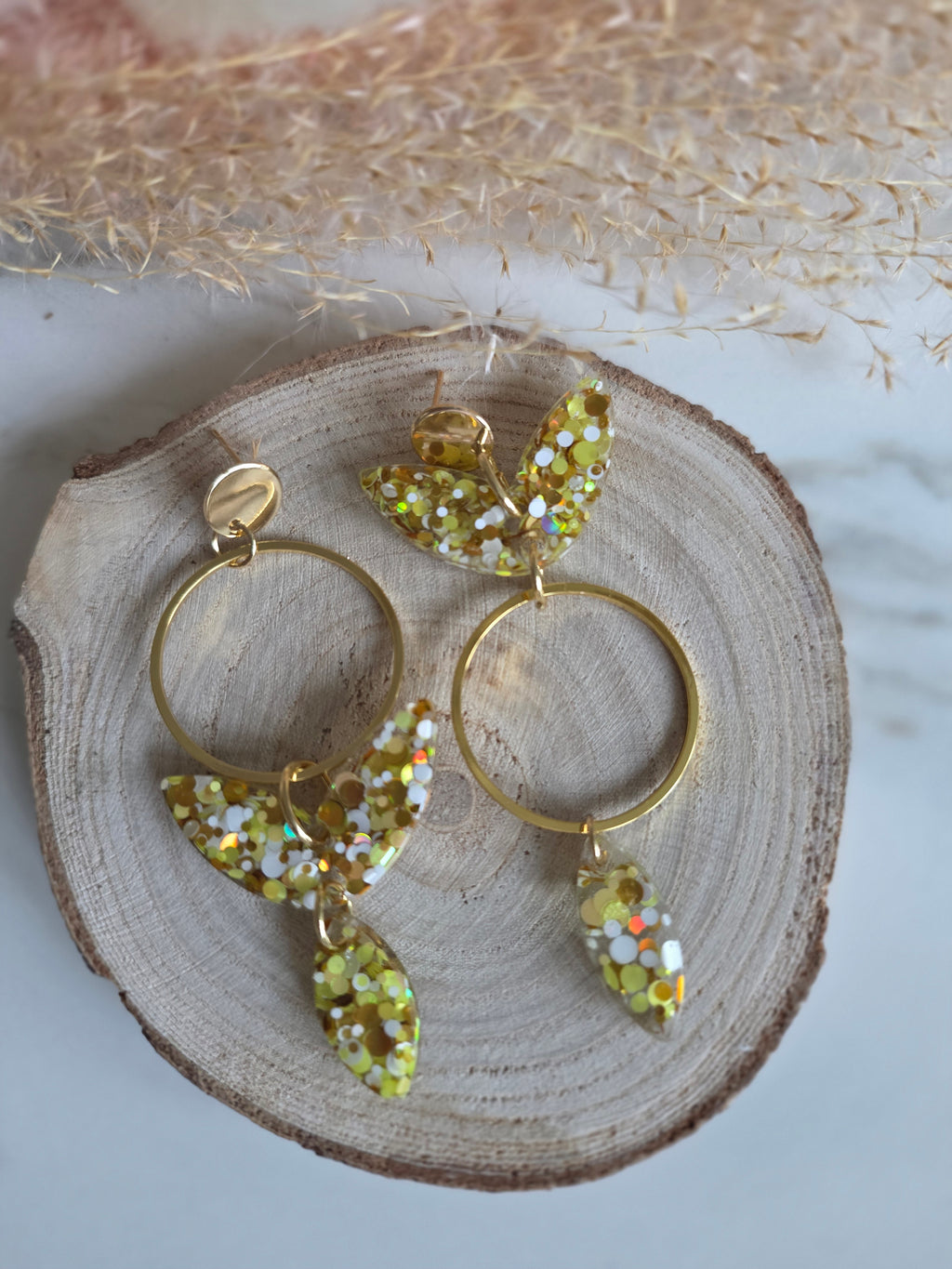 Boucles d'oreilles pendantes résine époxy – Or Galaxie Holographique
