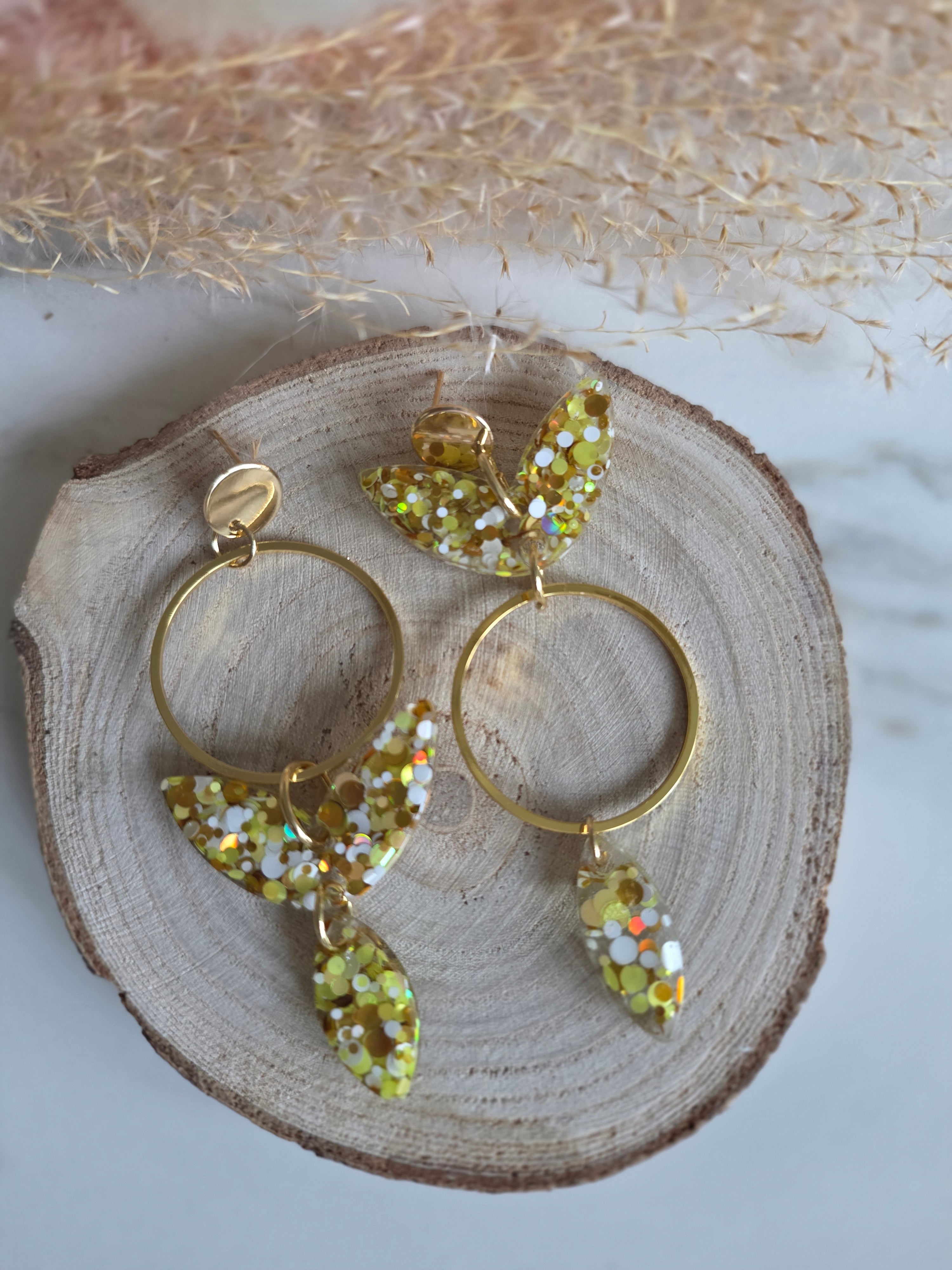Boucles d'oreilles pendantes résine époxy – Or Galaxie Holographique