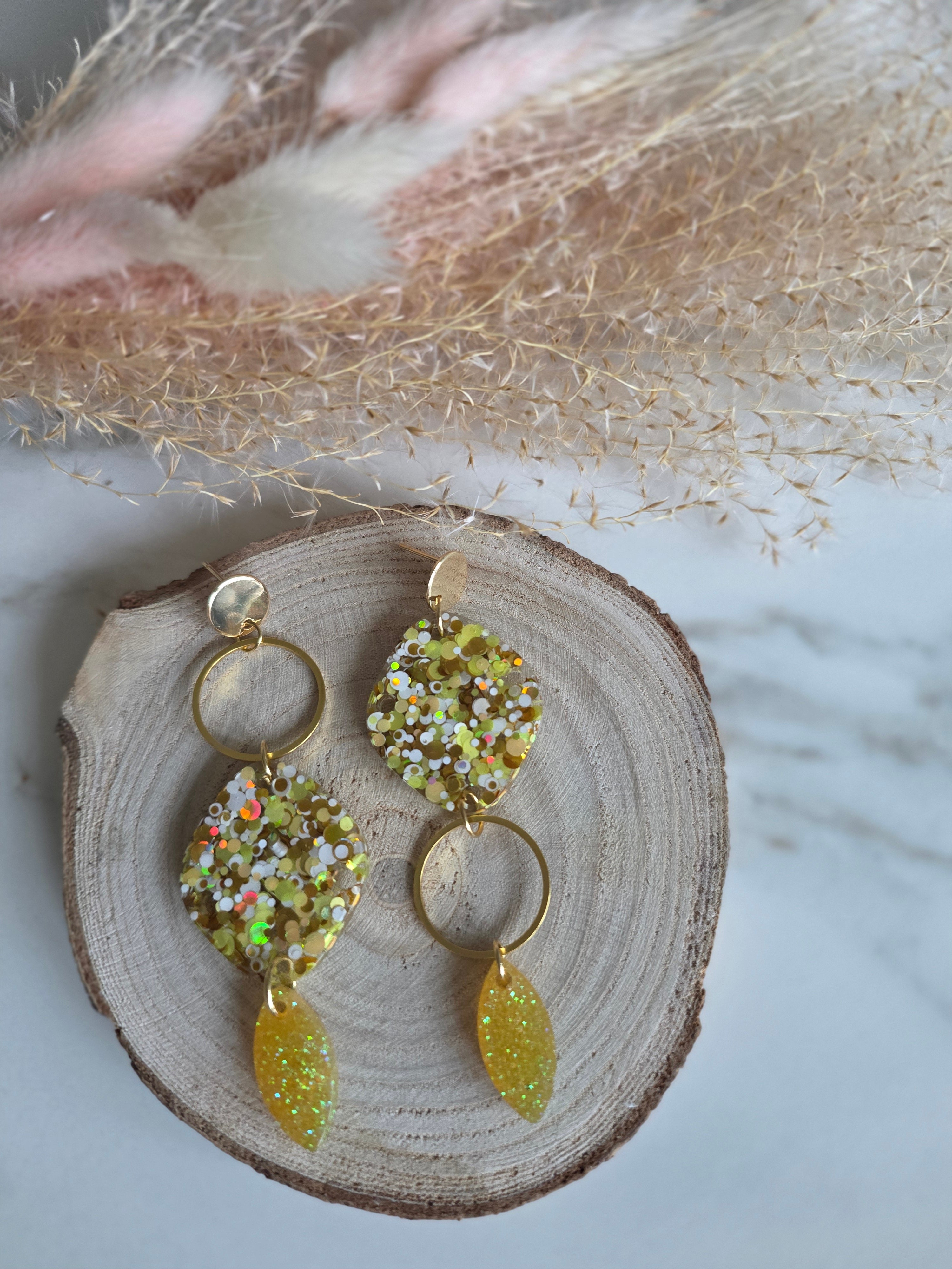 Boucles d'oreilles pendantes résine époxy – Or Soleil Holographique