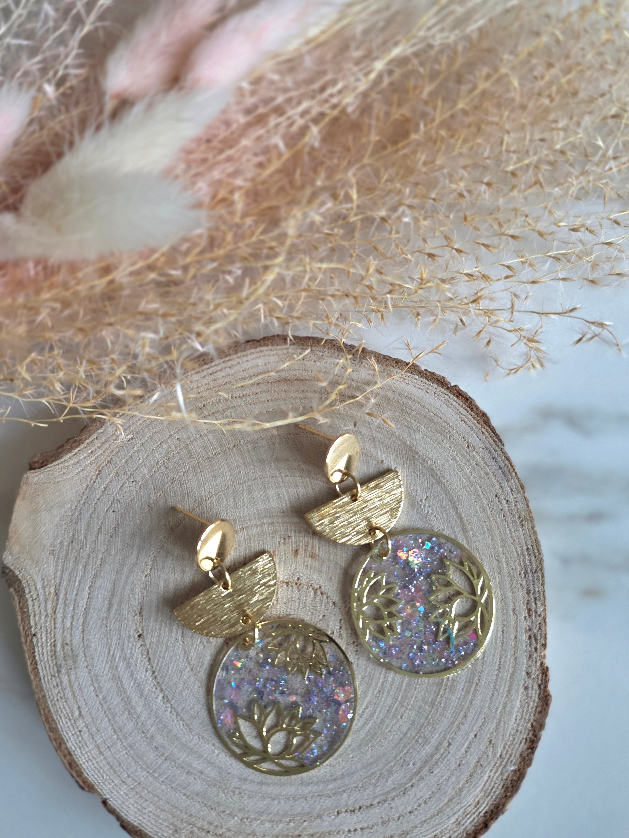 Boucles d'oreilles résine époxy – Lotus Doré Irisé