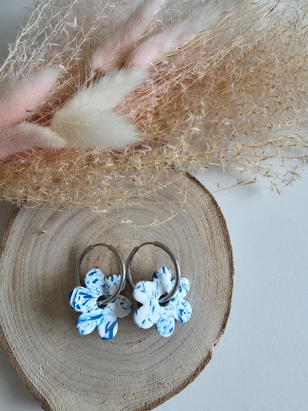 Créoles fleurs en argile polymère – 2 en 1 (bleu nuit pailleté & blanc marbré bleu)