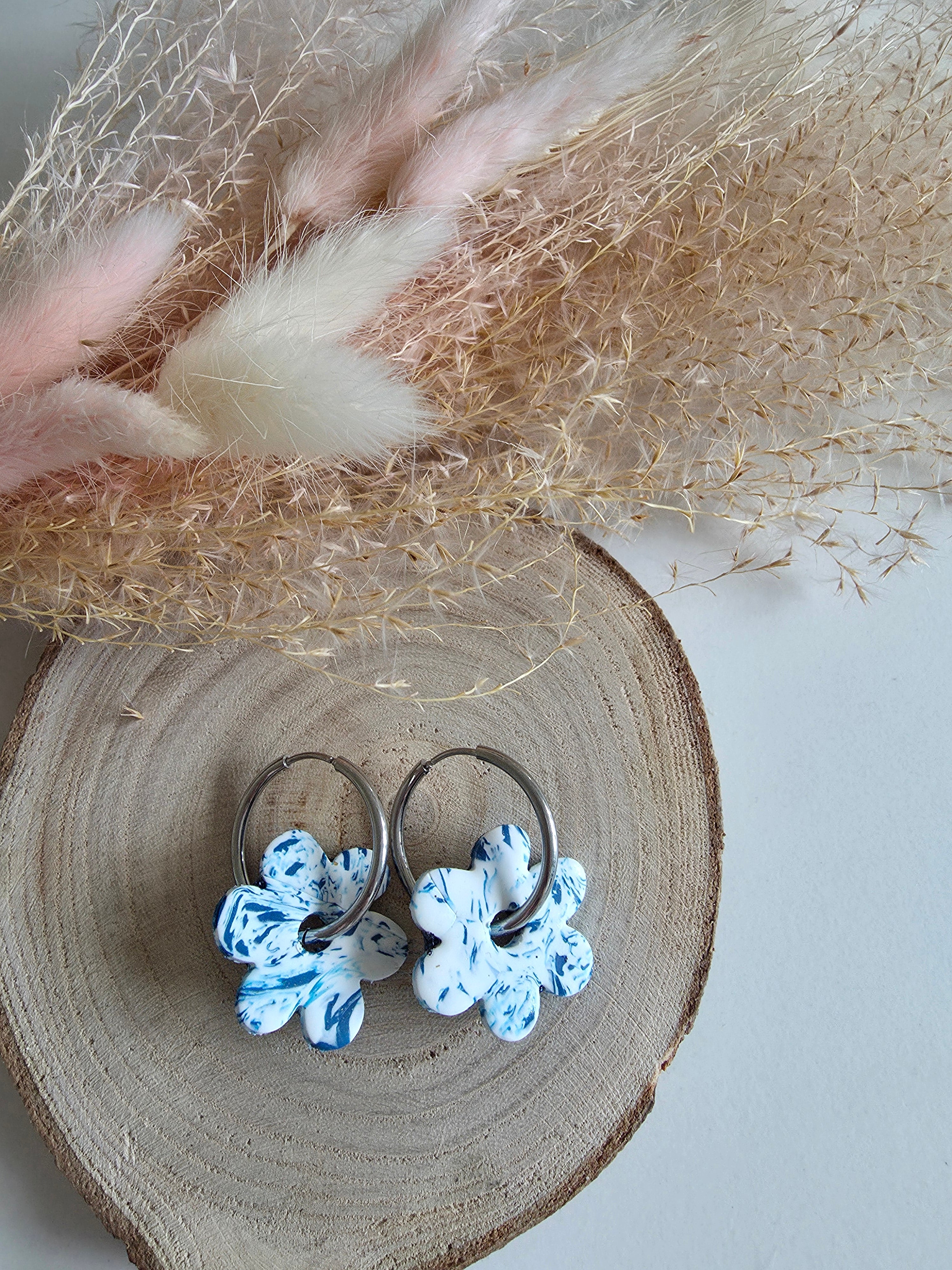 Créoles fleurs en argile polymère – 2 en 1 (bleu nuit pailleté & blanc marbré bleu)