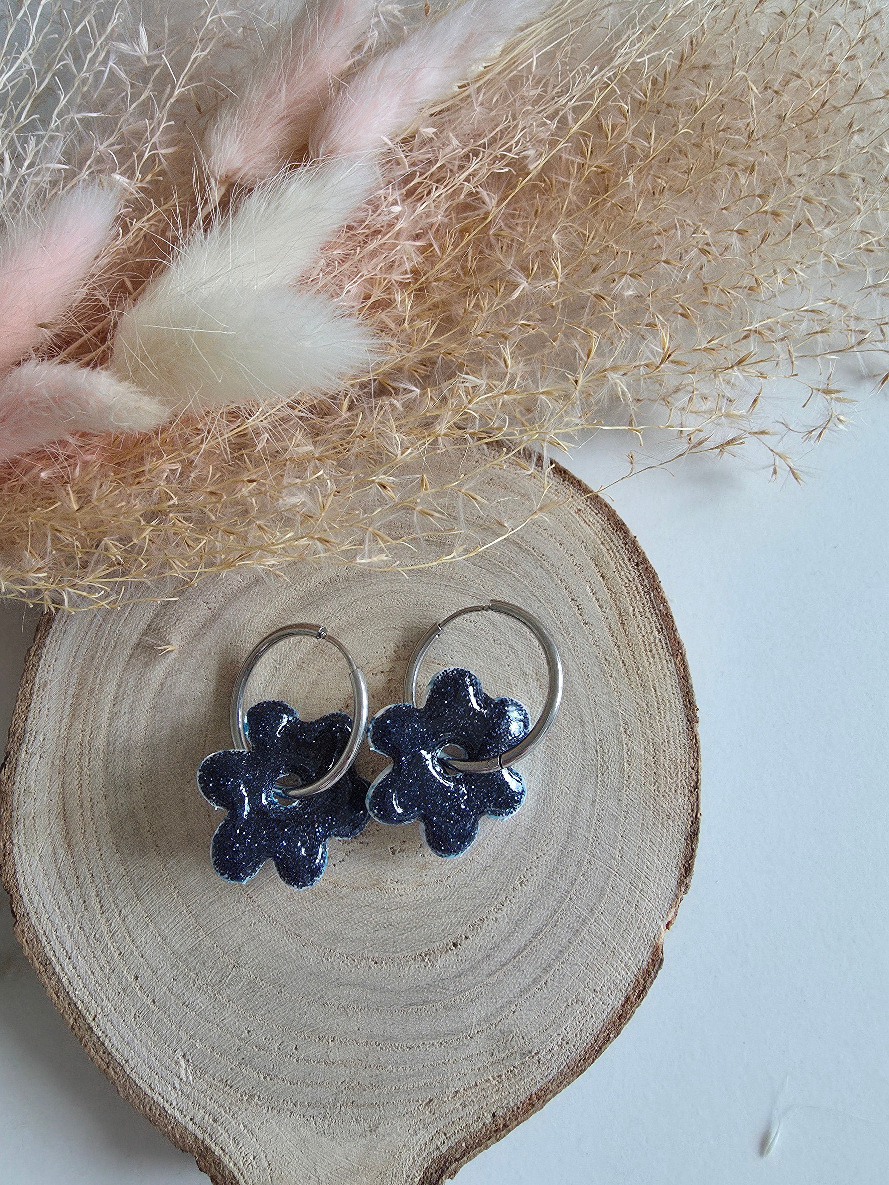 Créoles fleurs en argile polymère – 2 en 1 (bleu nuit pailleté & blanc marbré bleu)