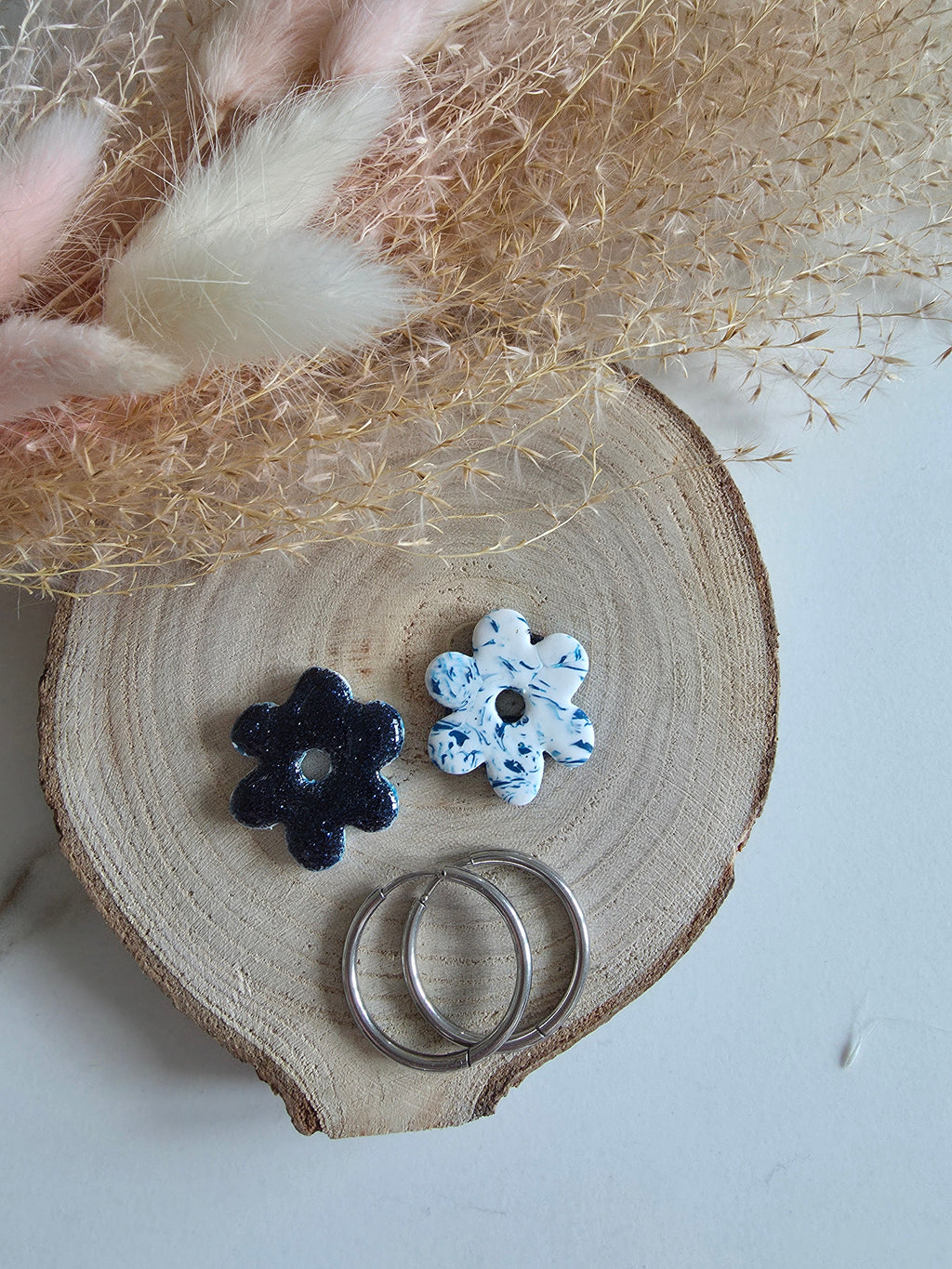 Créoles fleurs en argile polymère – 2 en 1 (bleu nuit pailleté & blanc marbré bleu)