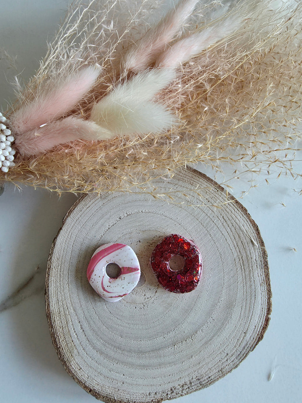 Boucles d'oreilles donuts en argile polymère – 2 en 1 (blanc marbré rose & rouge paillettes)