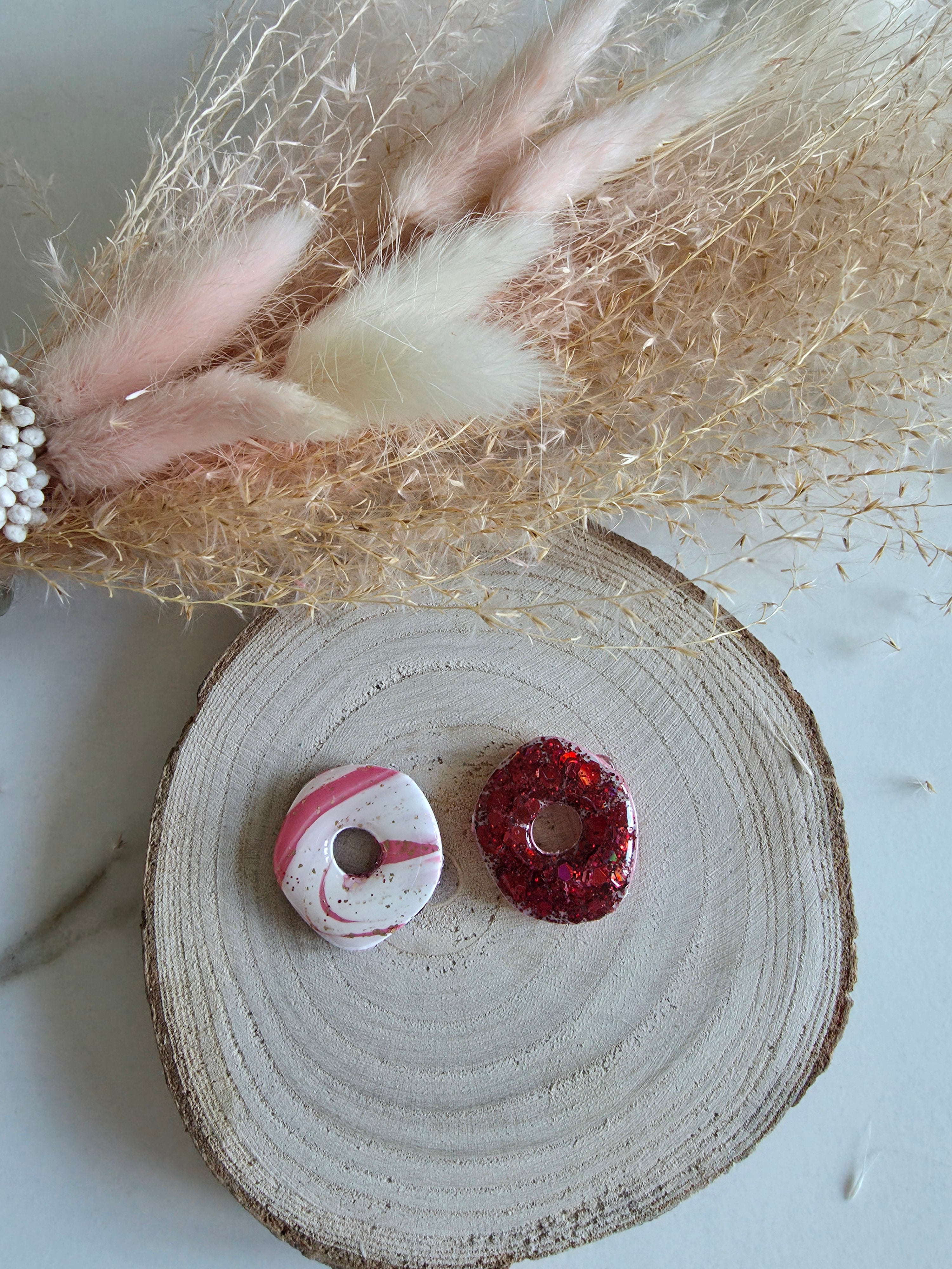 Boucles d'oreilles donuts en argile polymère – 2 en 1 (blanc marbré rose & rouge paillettes)