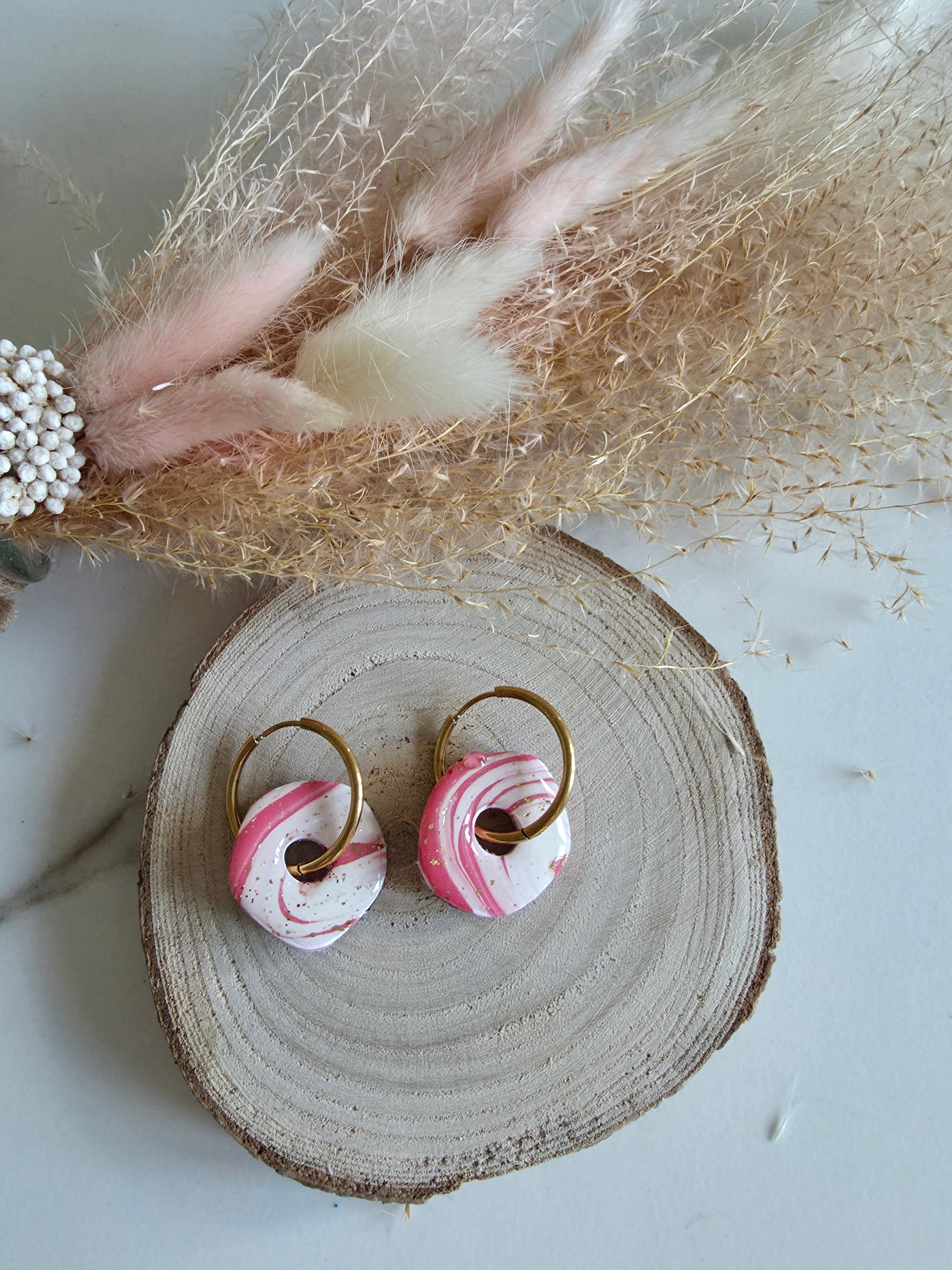 Boucles d'oreilles donuts en argile polymère – 2 en 1 (blanc marbré rose & rouge paillettes)