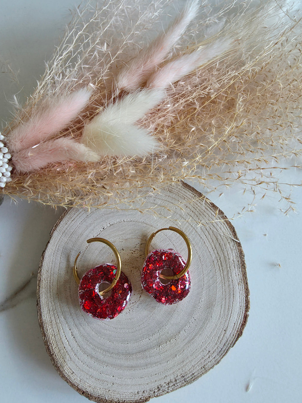 Boucles d'oreilles donuts en argile polymère – 2 en 1 (blanc marbré rose & rouge paillettes)