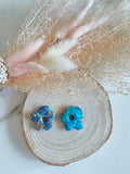 Créoles fleurs en argile polymère – 2 en 1 (bleu roi éclats dorés & bleu turquoise)