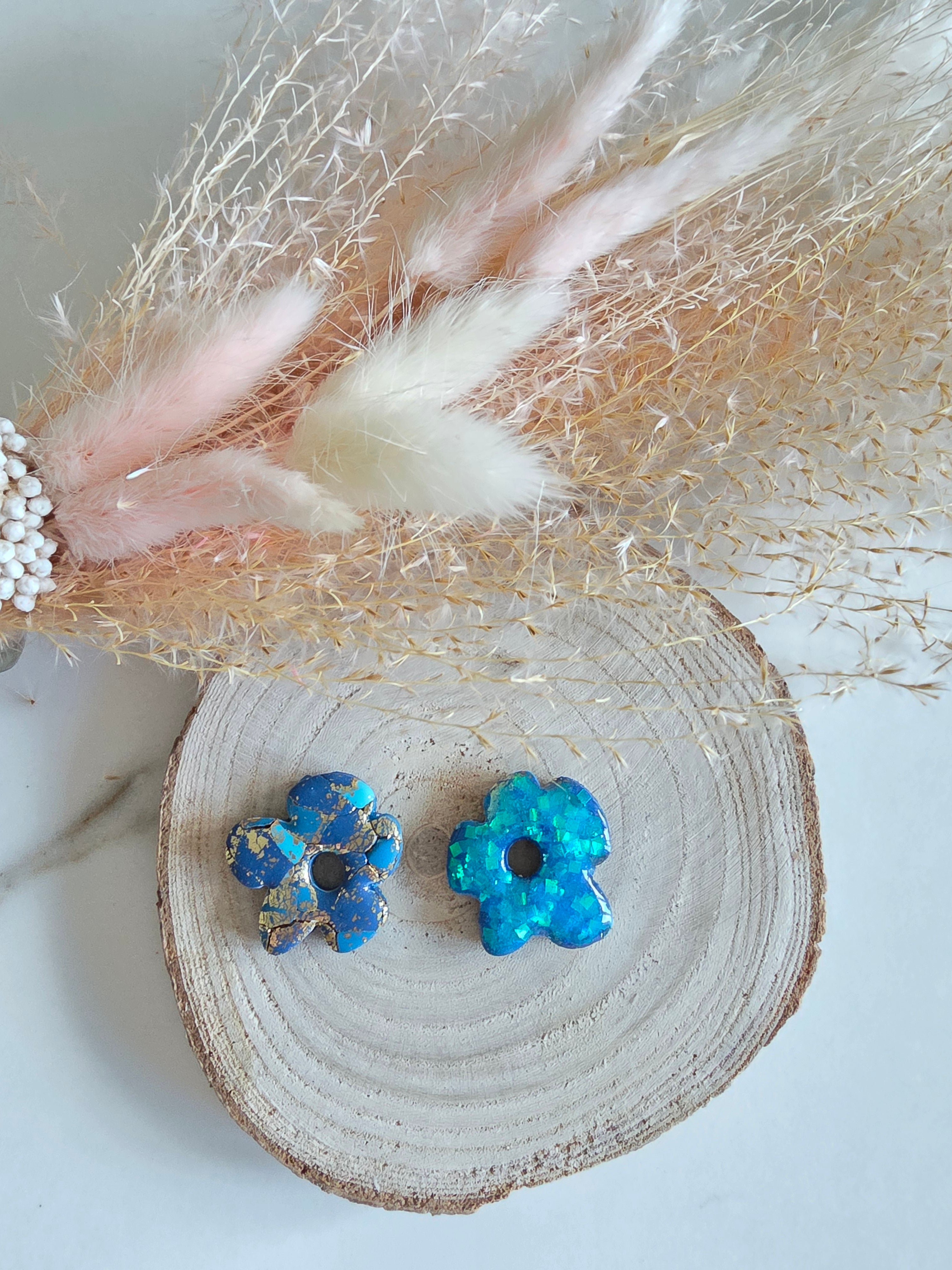 Créoles fleurs en argile polymère – 2 en 1 (bleu roi éclats dorés & bleu turquoise)