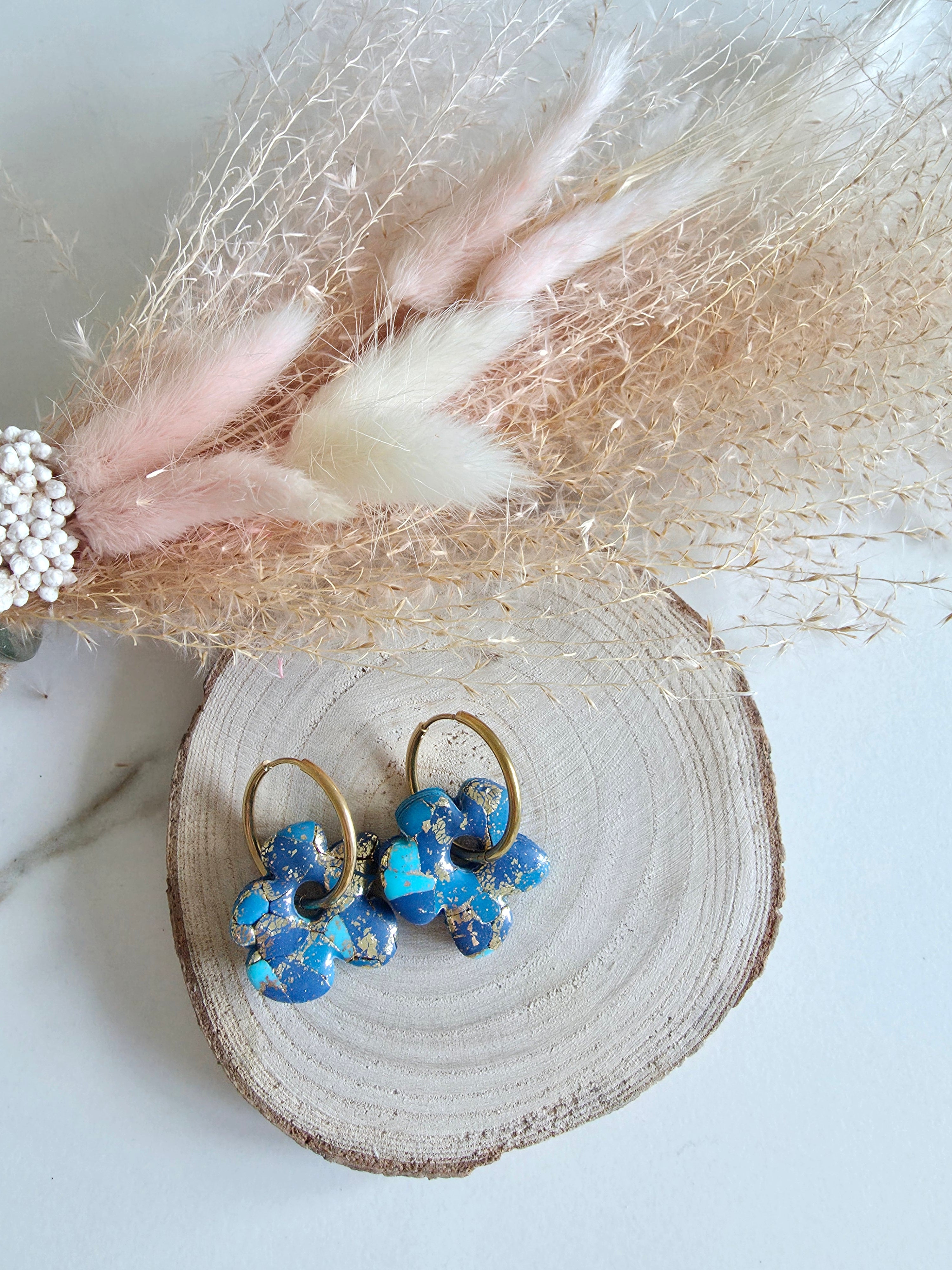 Créoles fleurs en argile polymère – 2 en 1 (bleu roi éclats dorés & bleu turquoise)