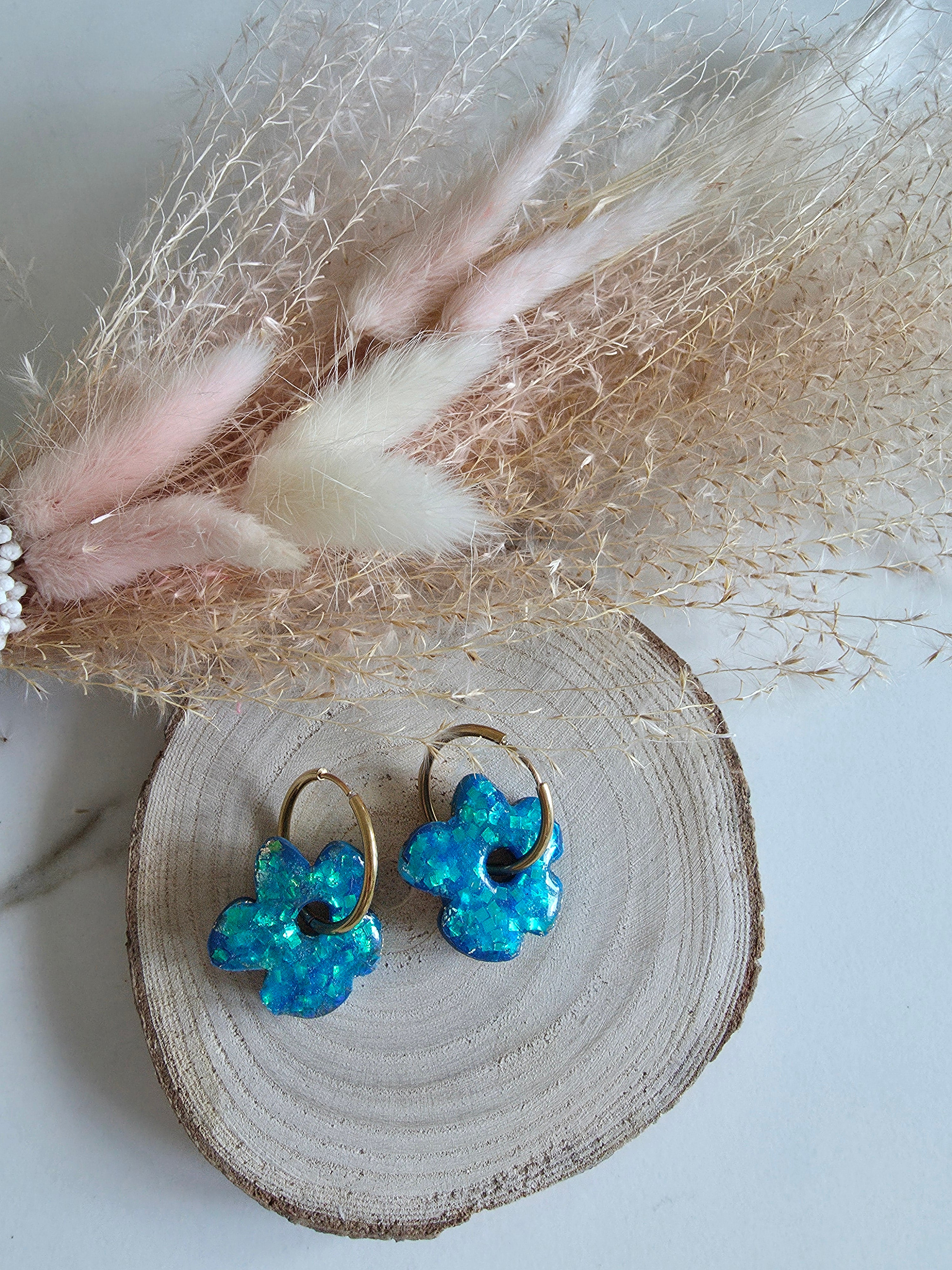 Créoles fleurs en argile polymère – 2 en 1 (bleu roi éclats dorés & bleu turquoise)