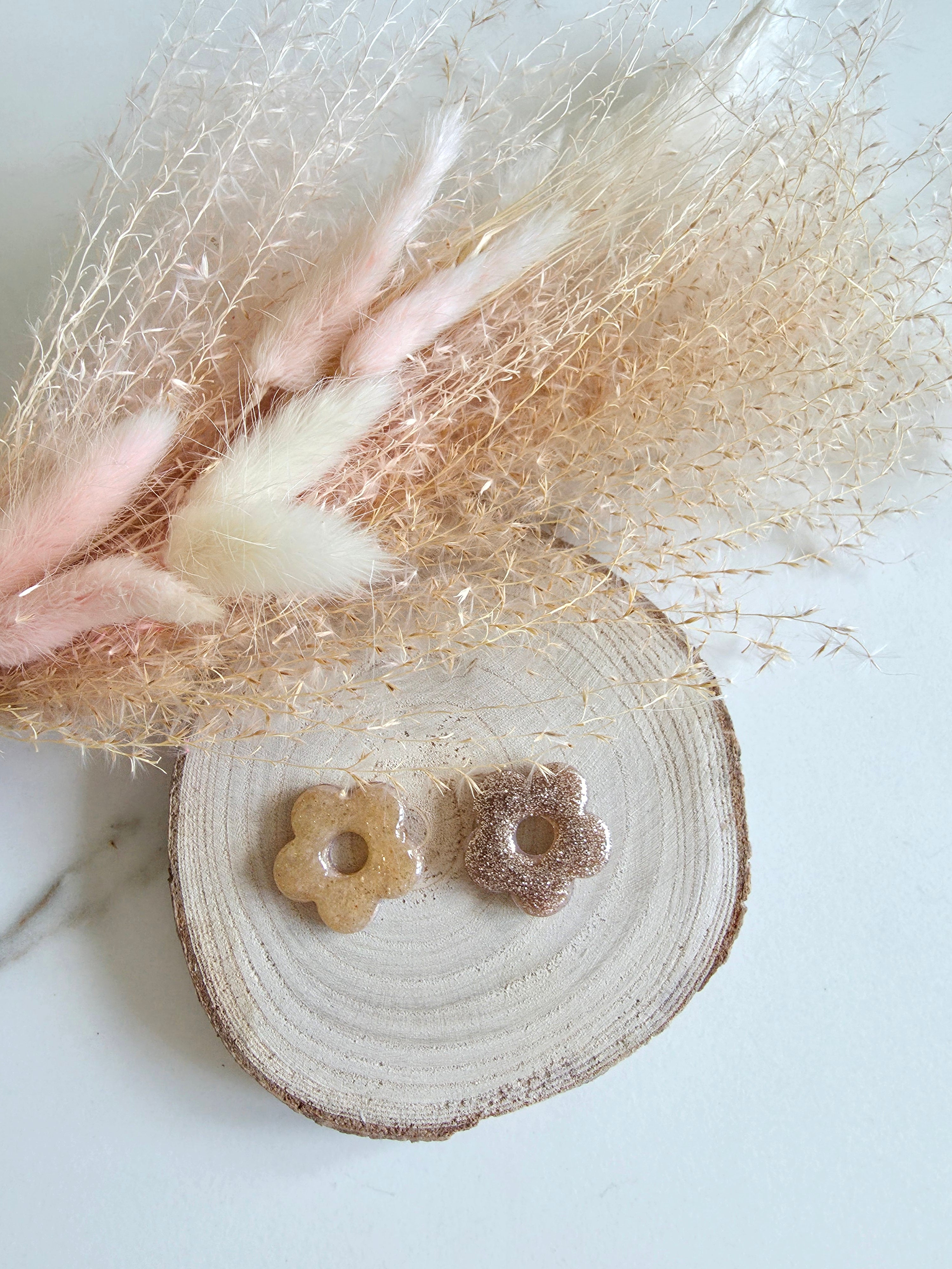 Boucles d'oreilles fleurs en argile polymère – 2 en 1 (beige doré & bronze paillettes)
