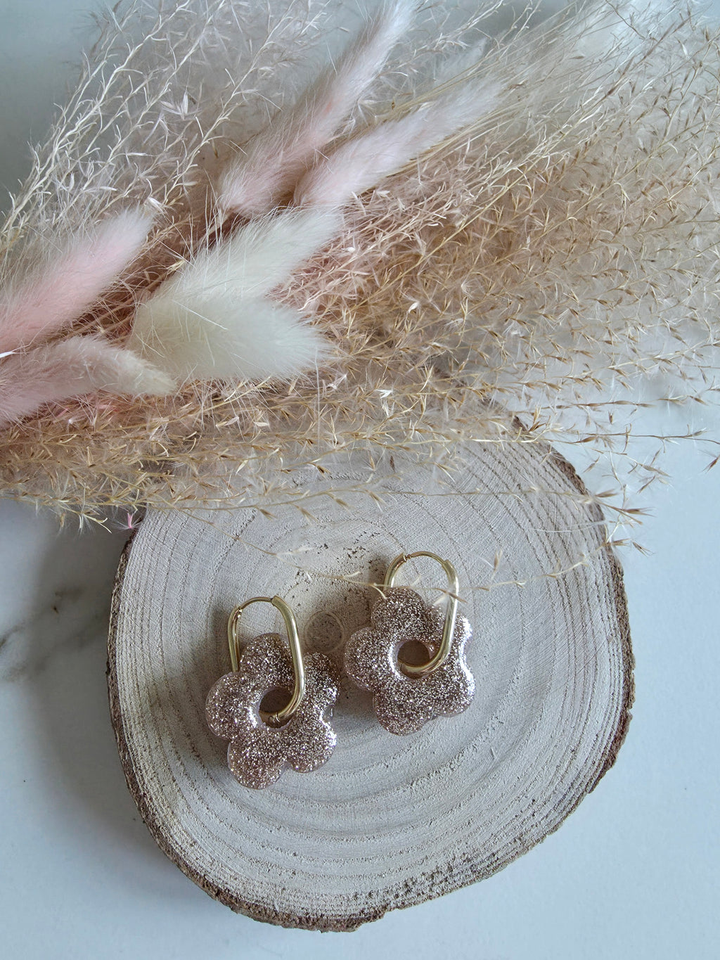 Boucles d'oreilles fleurs en argile polymère – 2 en 1 (beige doré & bronze paillettes)