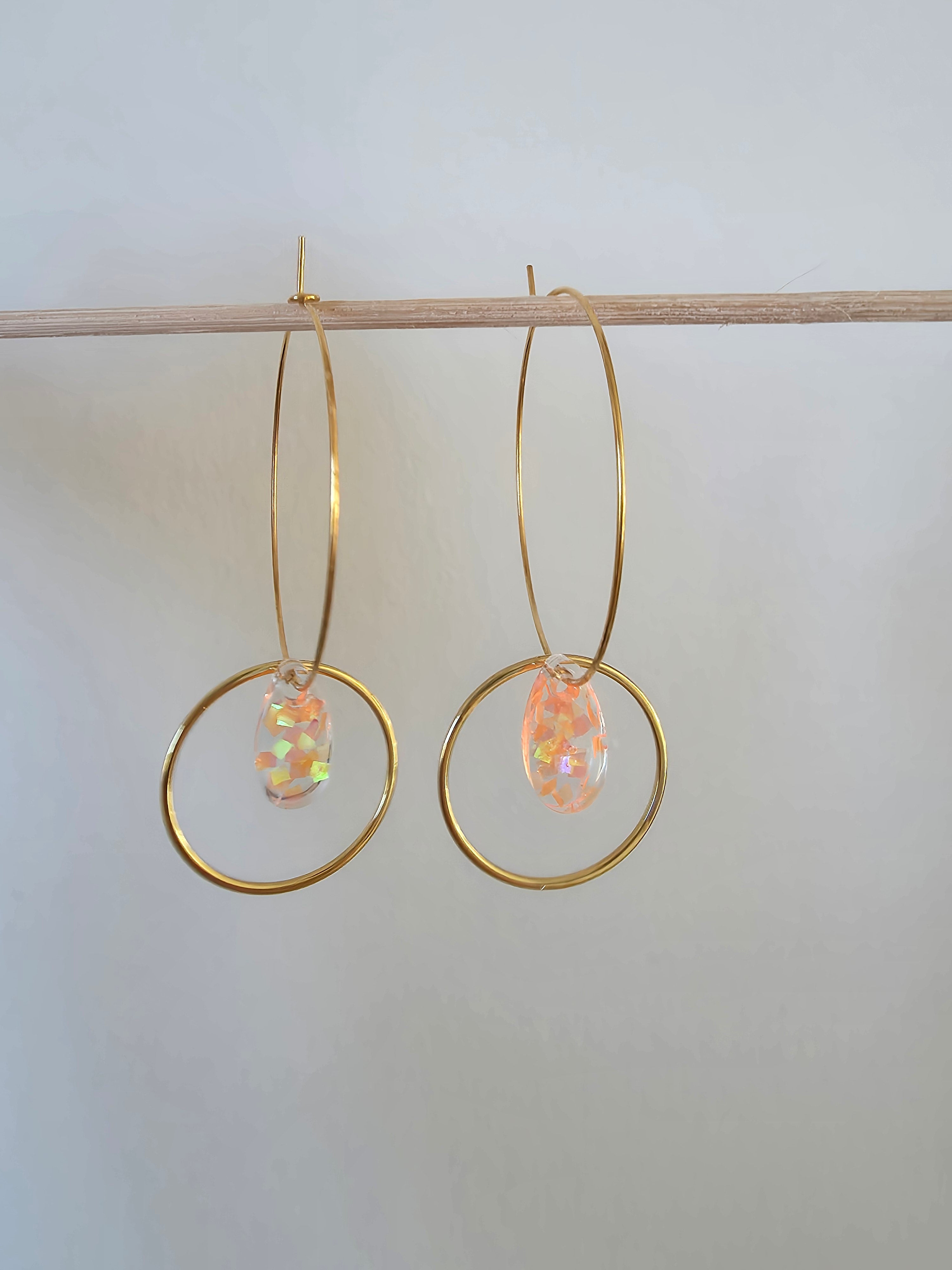 Boucles d'oreilles créoles dorées – Goutte Résine Étoilée Pêche Irisé