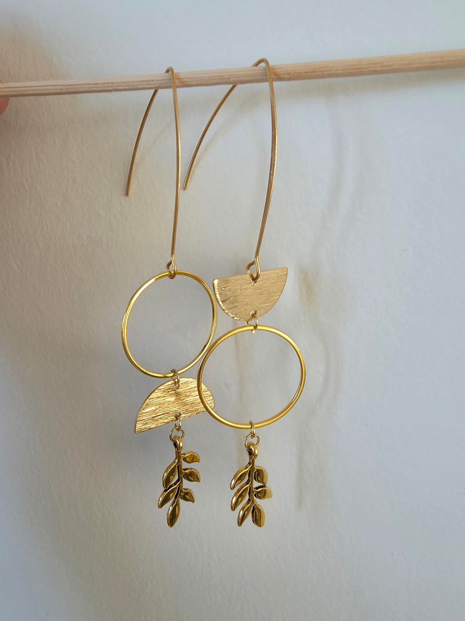 Boucles d'oreilles dorées – Anneau & Breloque Feuillage Botanique