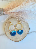 Boucles d'oreilles créoles – Éventail Argile Bleu Marine & Or