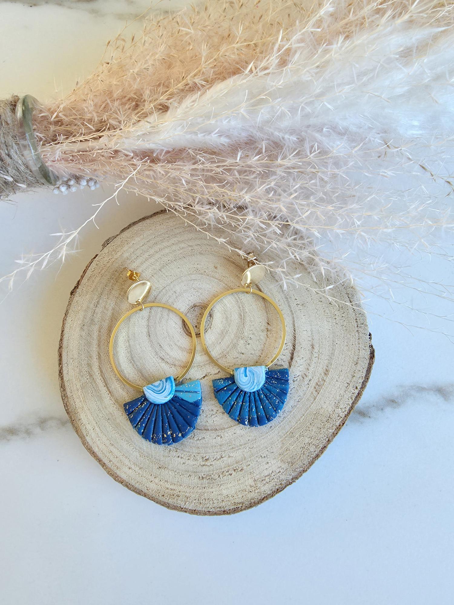 Boucles d'oreilles créoles – Éventail Argile Bleu Marine & Or