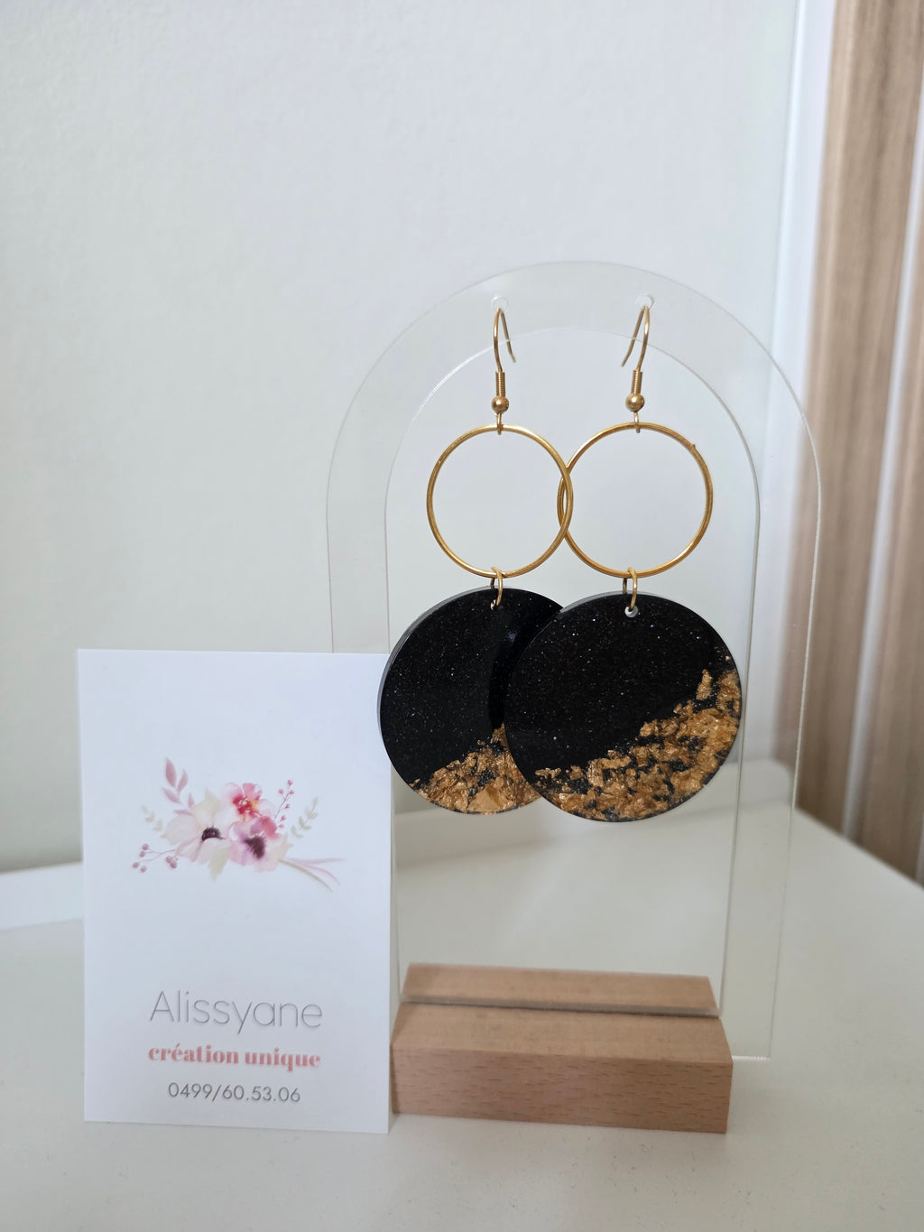 Boucles d'oreilles en résine époxy – Disques Noir Étoilé & Feuilles d'Or Créoles Dorées