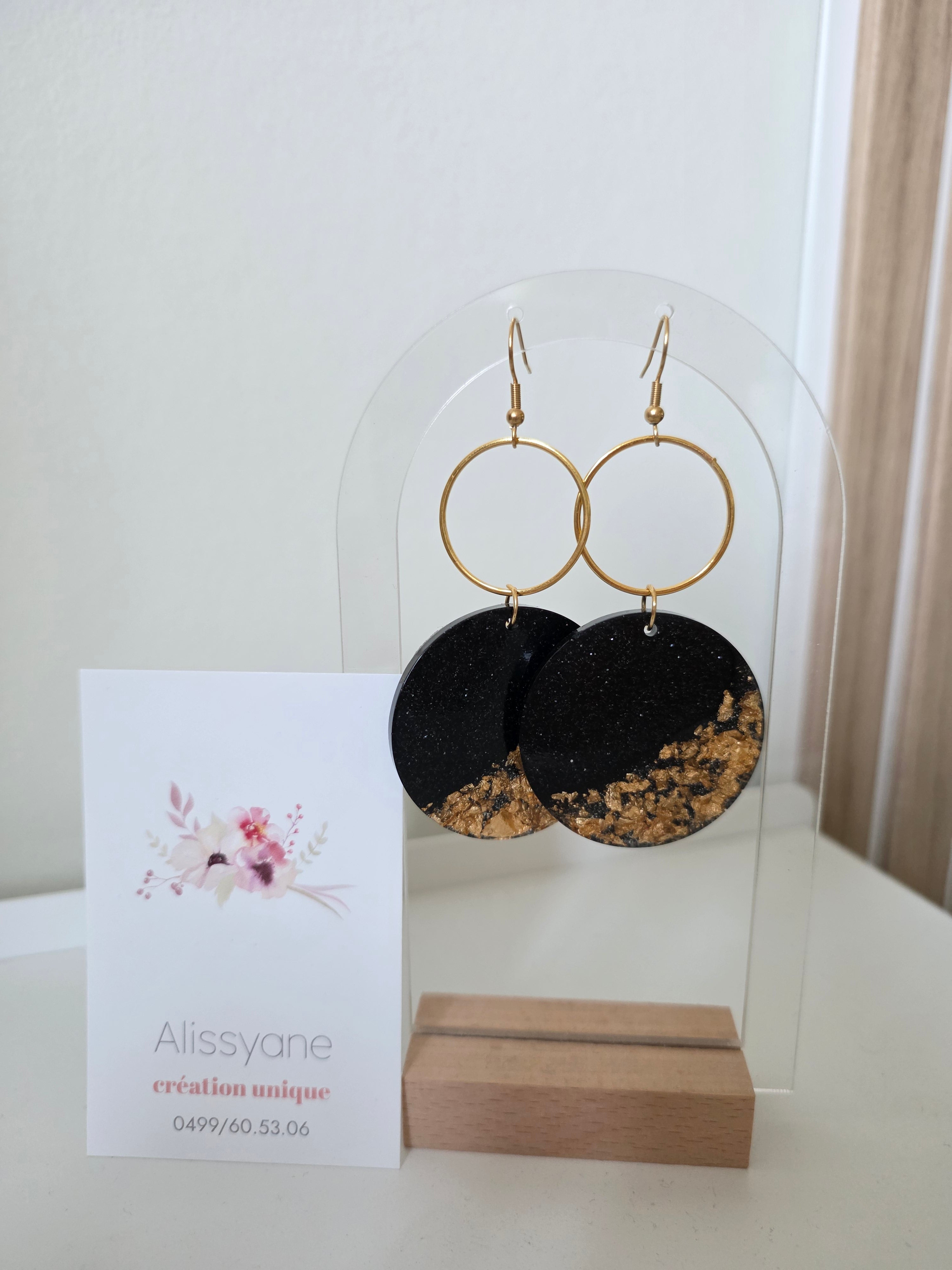 Boucles d'oreilles en résine époxy – Disques Noir Étoilé & Feuilles d'Or Créoles Dorées