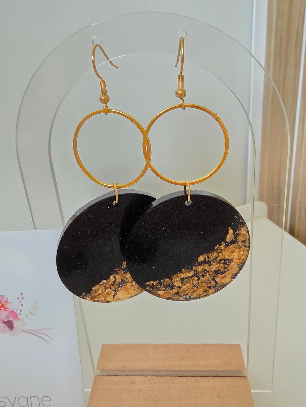 Boucles d'oreilles en résine époxy – Disques Noir Étoilé & Feuilles d'Or Créoles Dorées