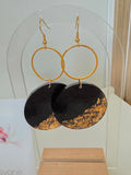 Boucles d'oreilles en résine époxy – Disques Noir Étoilé & Feuilles d'Or Créoles Dorées