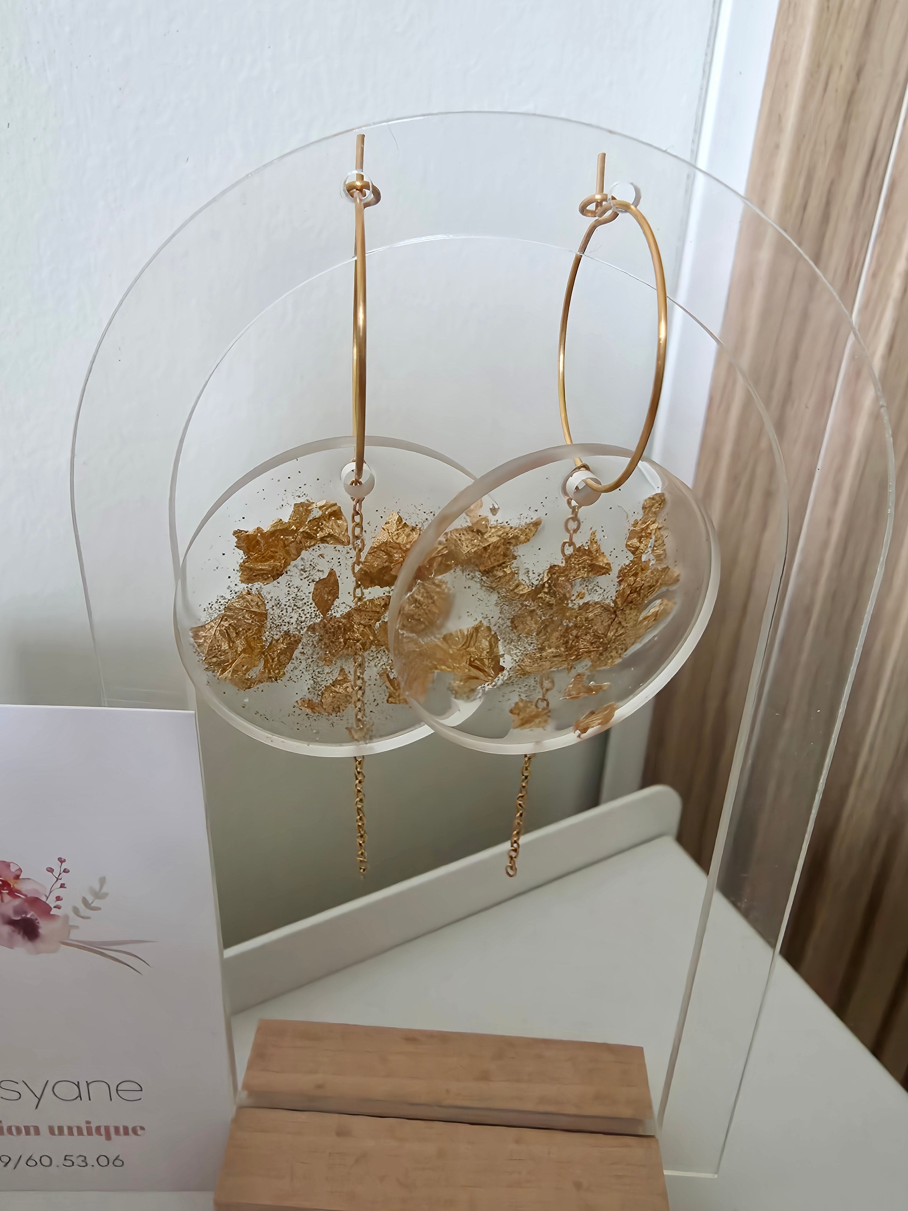 Boucles d'oreilles en résine époxy – Cercles Feuilles d'Or & Chaîne Dorée