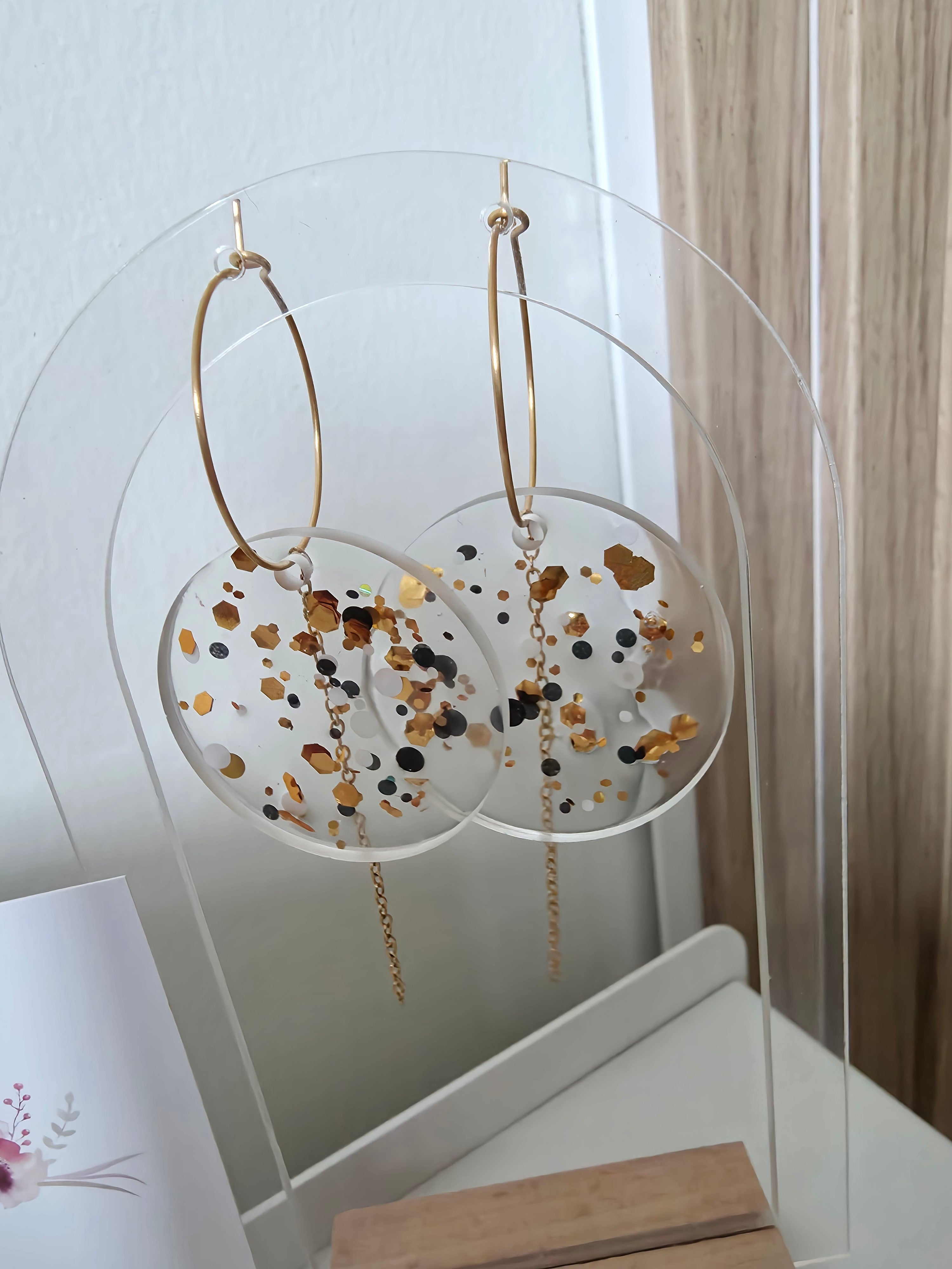 Boucles d'oreilles en résine époxy – Cercles Confettis Noir & Or & Chaîne Dorée