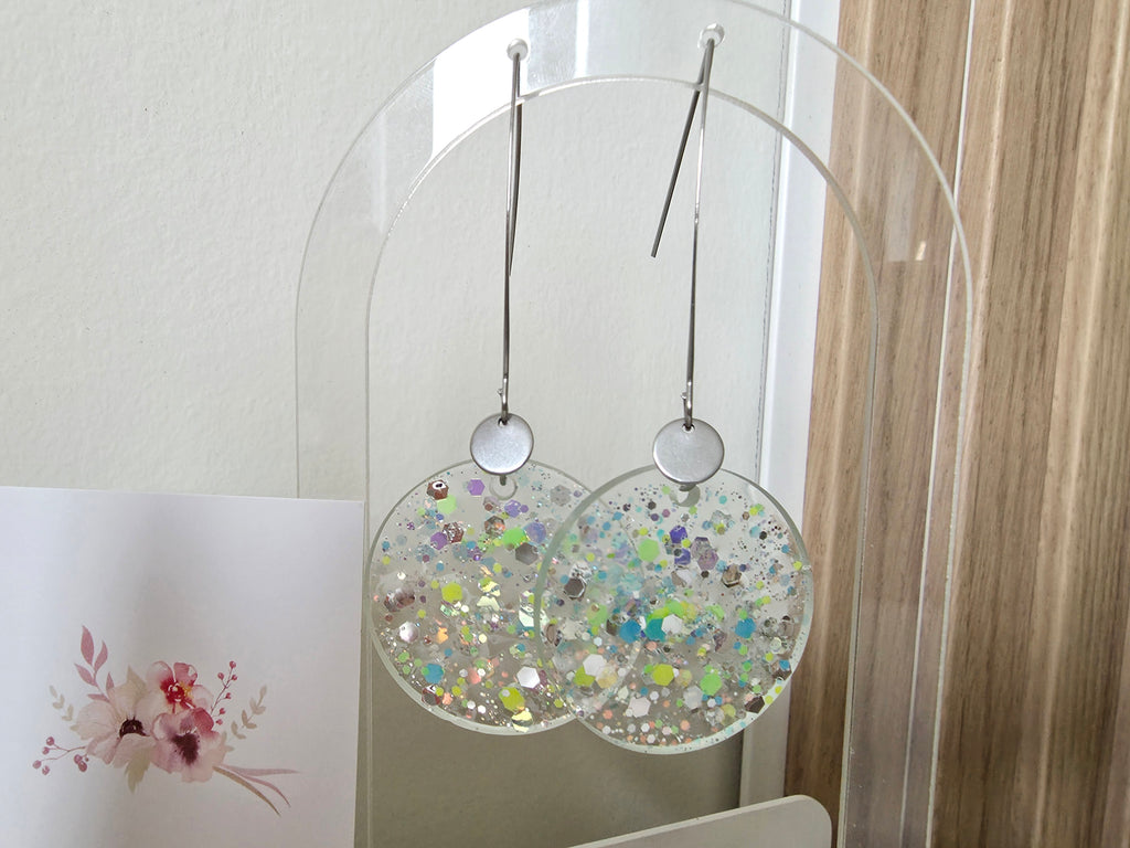 Boucles d'oreilles en résine époxy – Cercles Confettis Irisés & Argentés