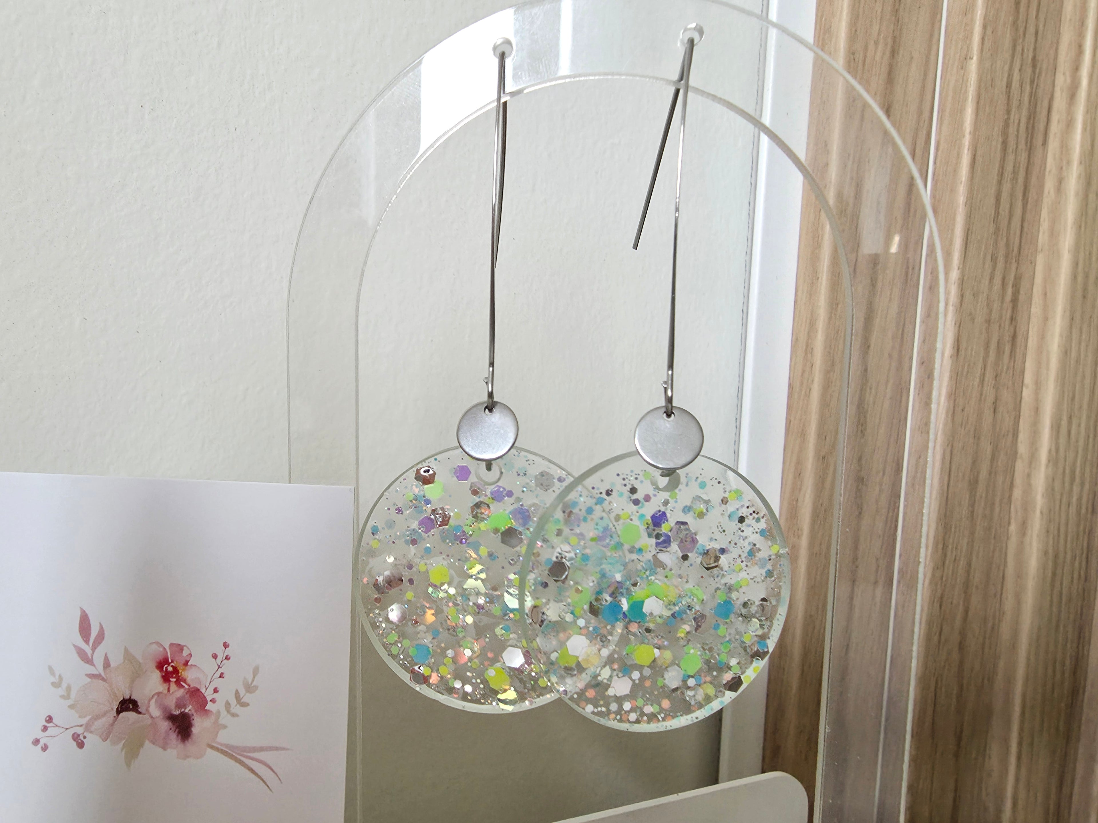 Boucles d'oreilles en résine époxy – Cercles Confettis Irisés & Argentés