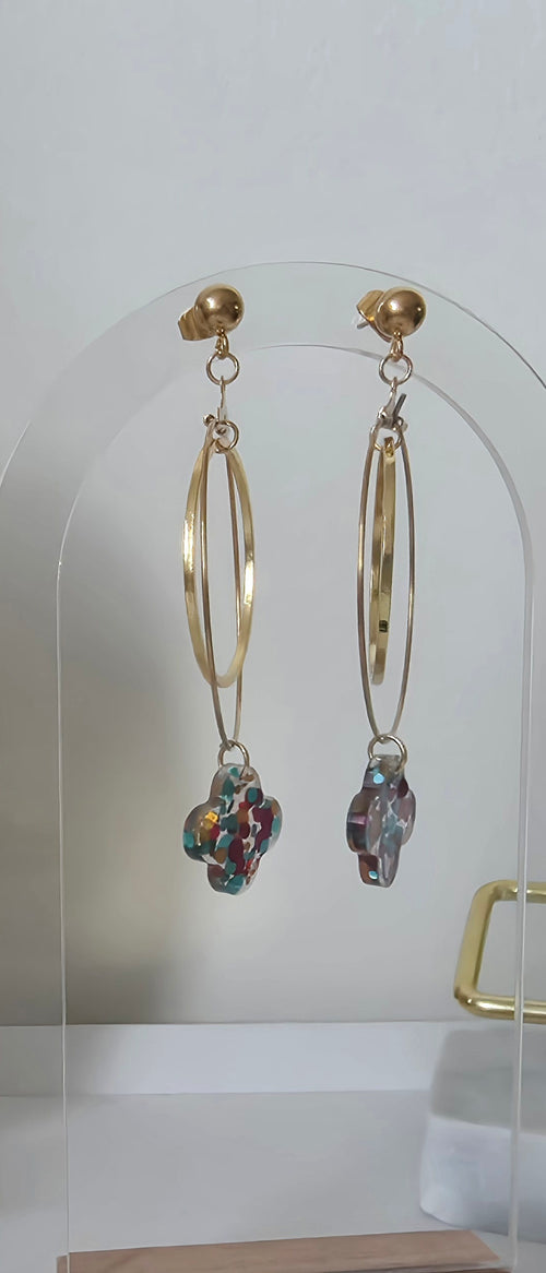 Boucles d'oreilles créoles dorées – Trèfle Résine Confetti Multicolore