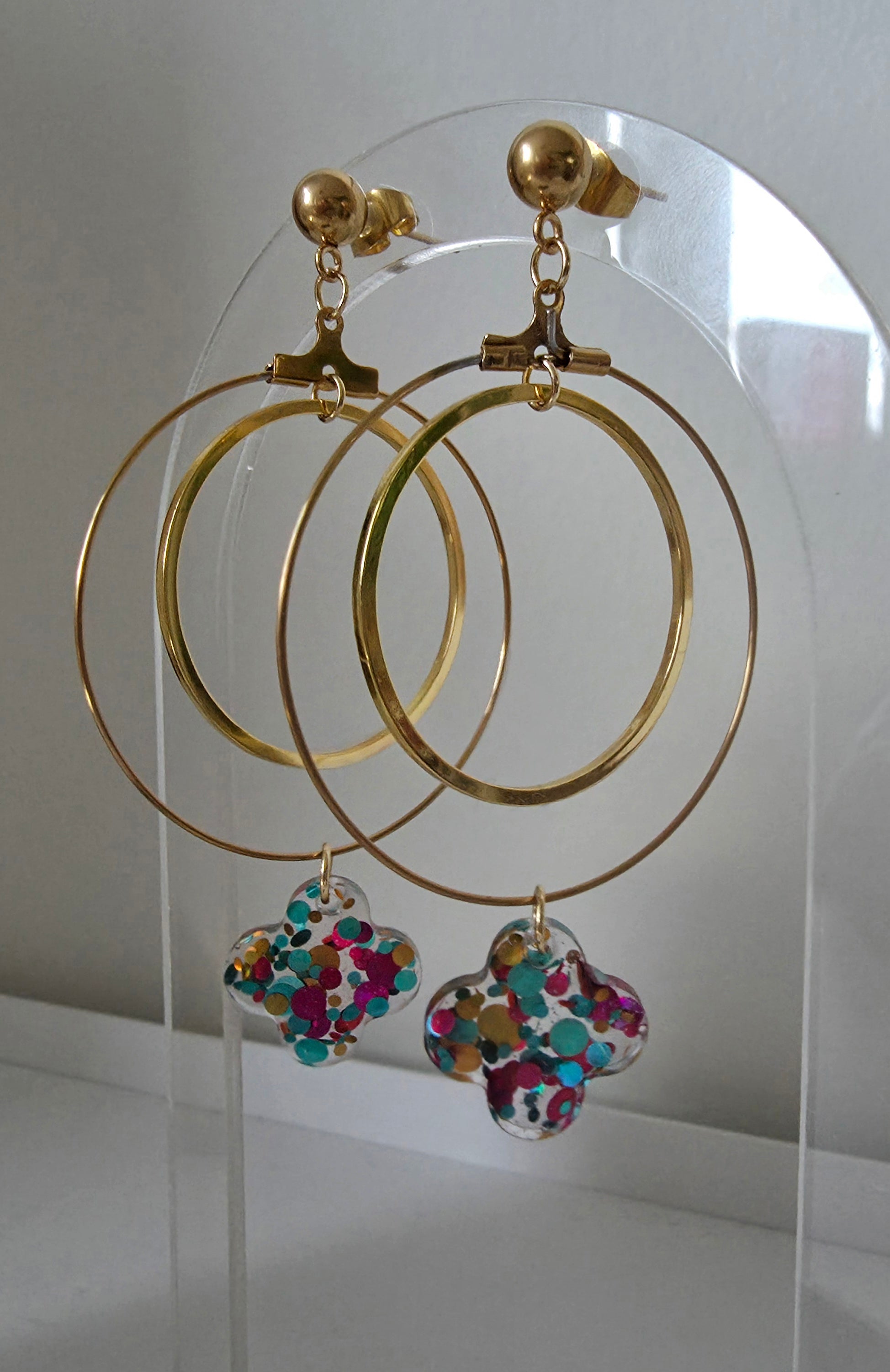 Boucles d'oreilles créoles dorées – Trèfle Résine Confetti Multicolore