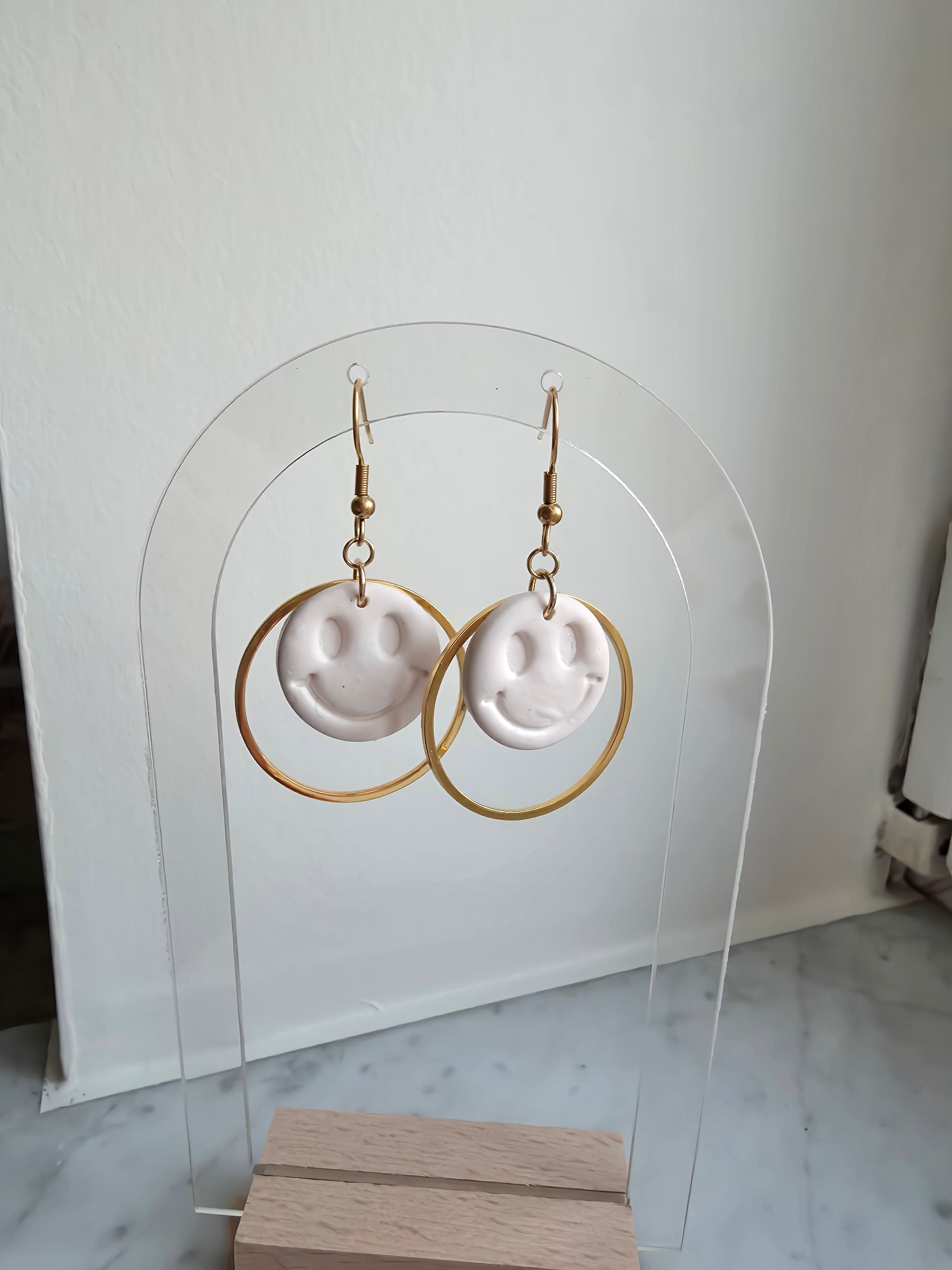 Boucles d'oreilles argile polymère – Smiley Blanc & Anneau Doré