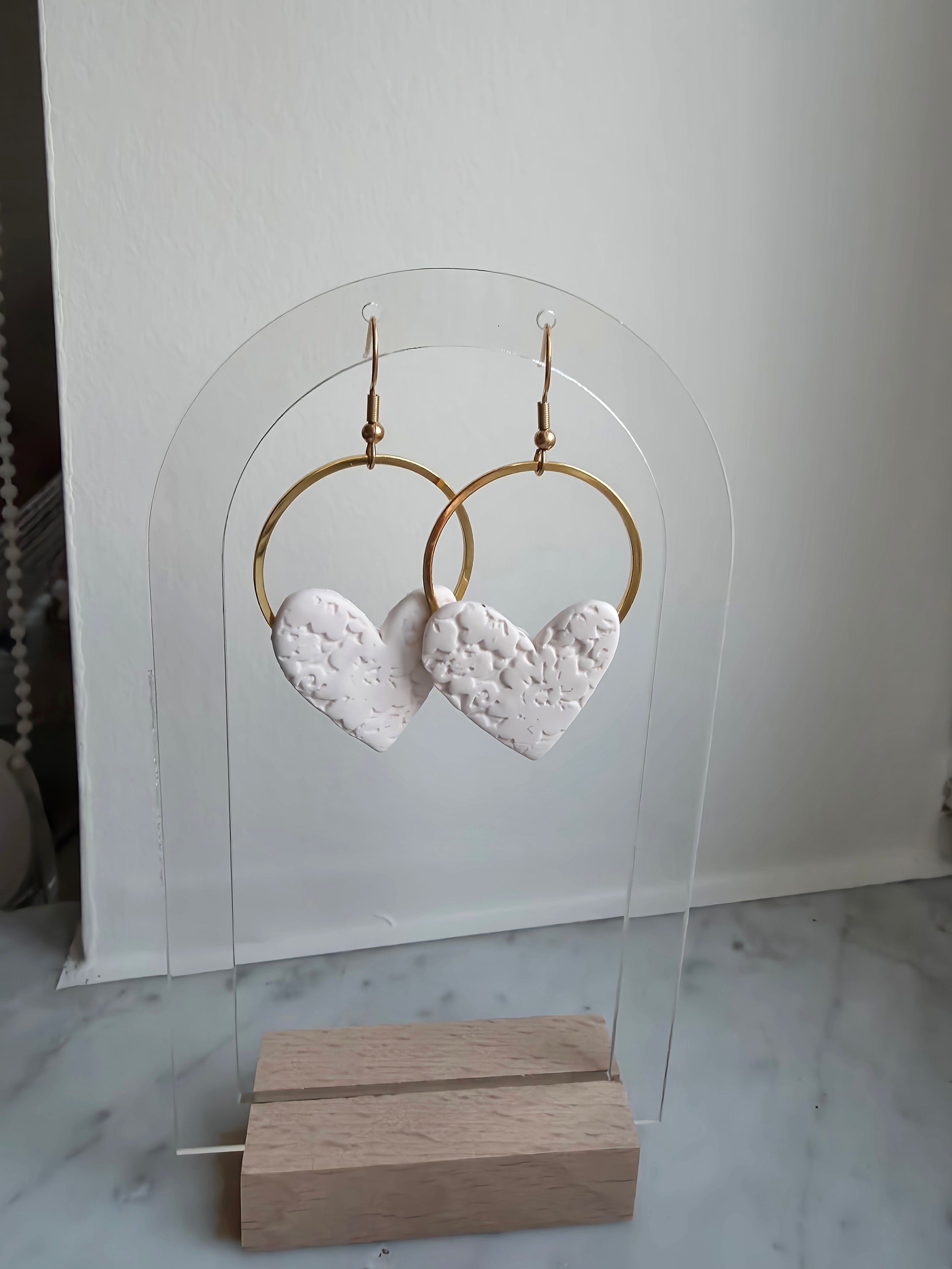 Boucles d'oreilles créoles dorées – Cœur Argile Blanche Texturée