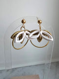 Boucles d'oreilles pendantes dorées – Pétales Argile Blanche & Créole Art Déco