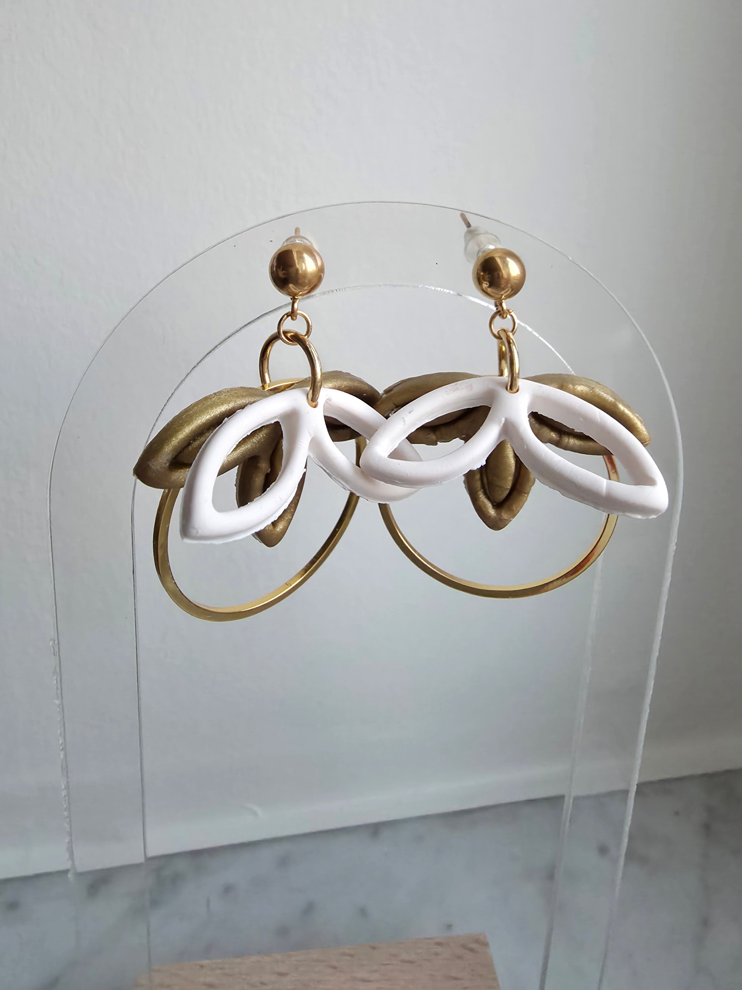 Boucles d'oreilles pendantes dorées – Pétales Argile Blanche & Créole Art Déco