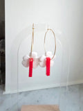 Boucles d'oreilles créoles dorées – Nuage Pompons Blancs & Barre Rouge