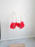 Boucles d'oreilles créoles dorées – Fleur Rouge & Breloque Cerise
