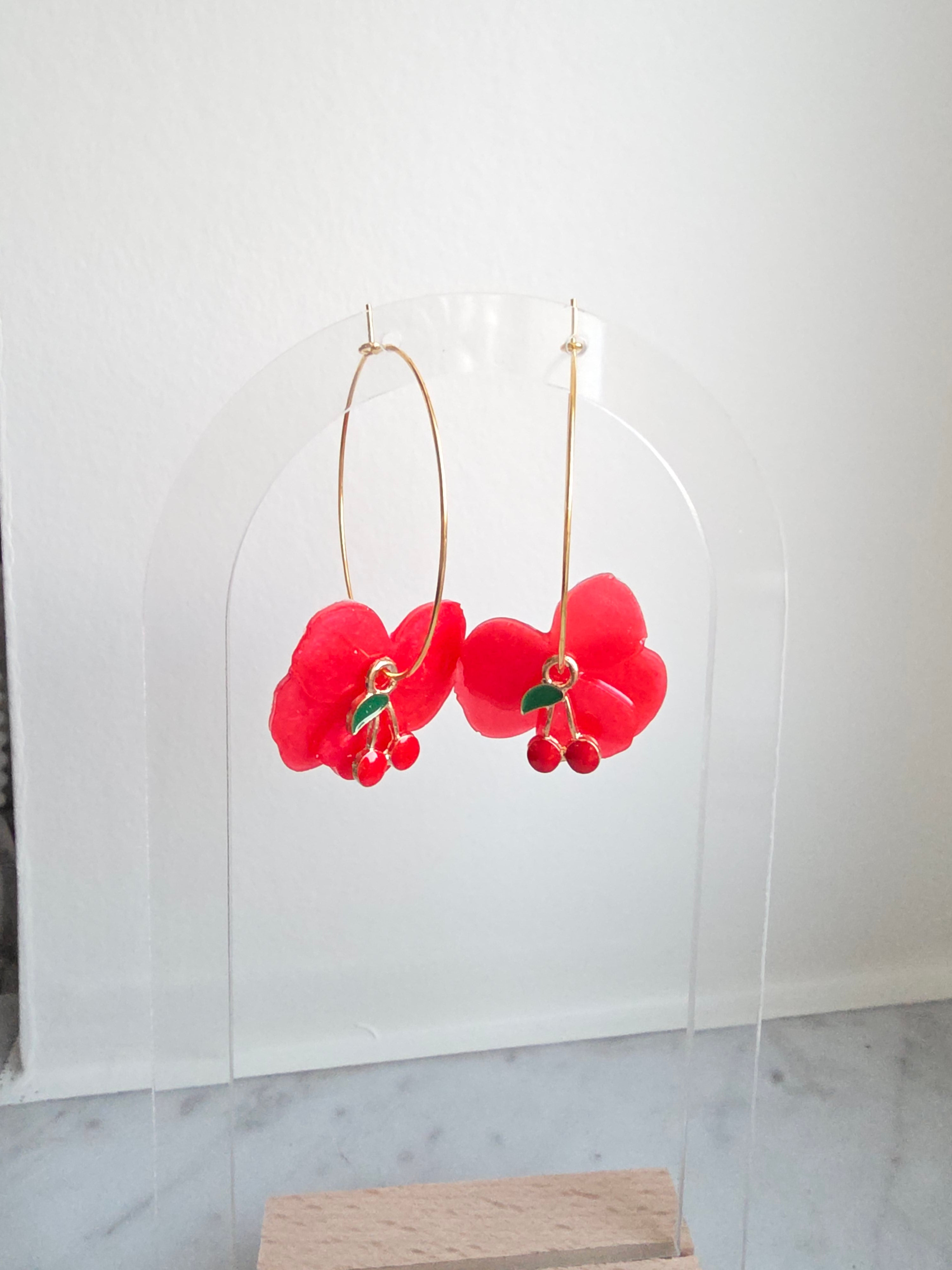 Boucles d'oreilles créoles dorées – Fleur Rouge & Breloque Cerise