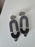 Boucles d'oreilles puces – Arche Résine Noir Holographique & Demi-Lune Noire Mat