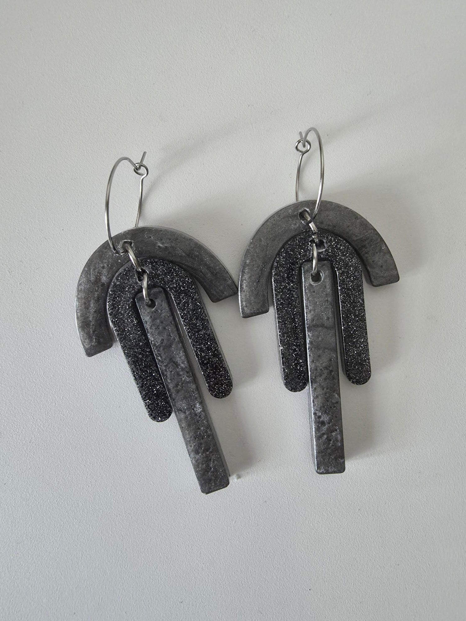 Boucles d'oreilles créoles argentées – Arche & Barres Argile Gris Anthracite Pailletté