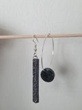 Boucles d'oreilles asymétriques argentées – Barre & Médaillon Résine Noir Holographique