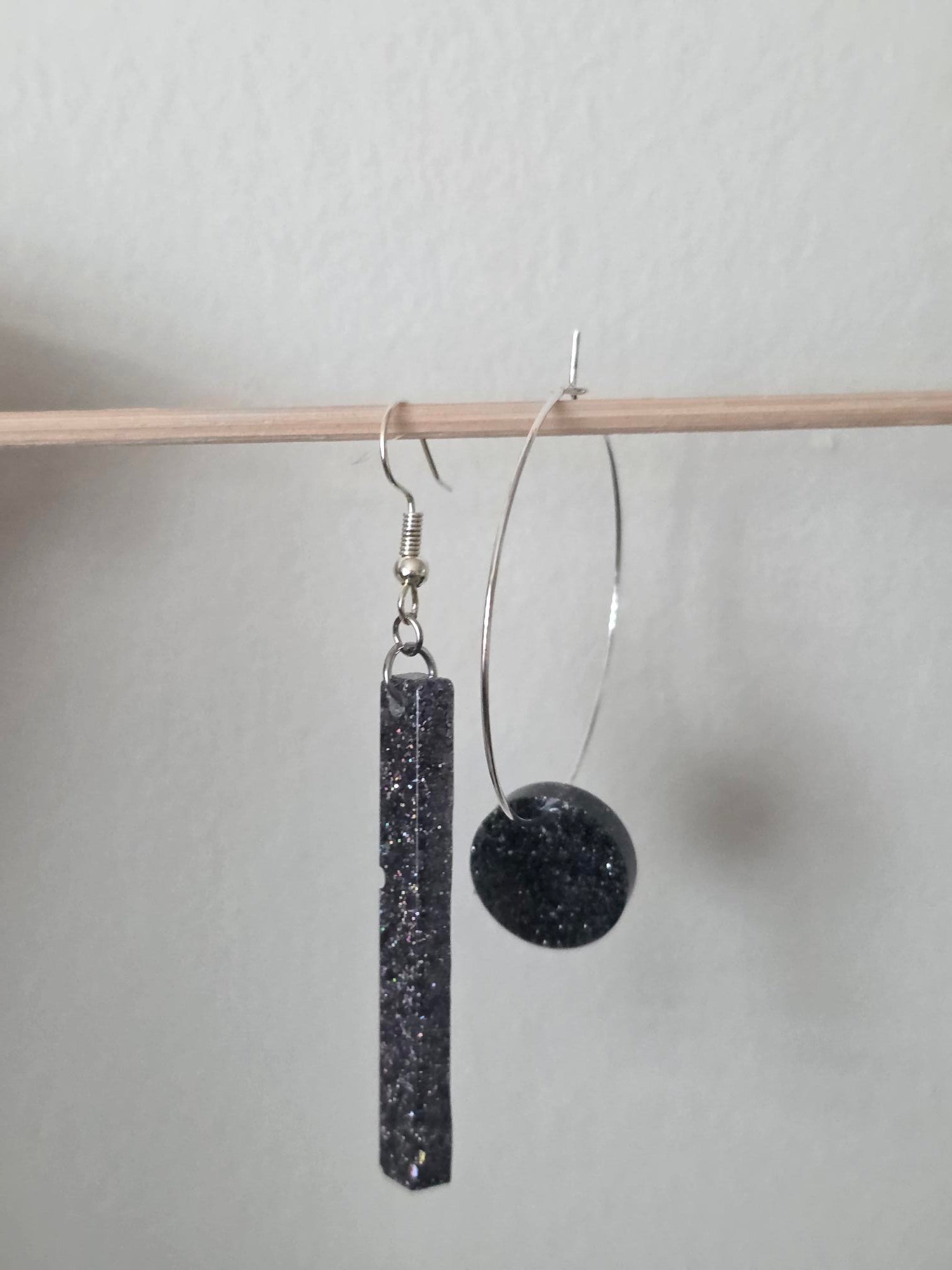 Boucles d'oreilles asymétriques argentées – Barre & Médaillon Résine Noir Holographique